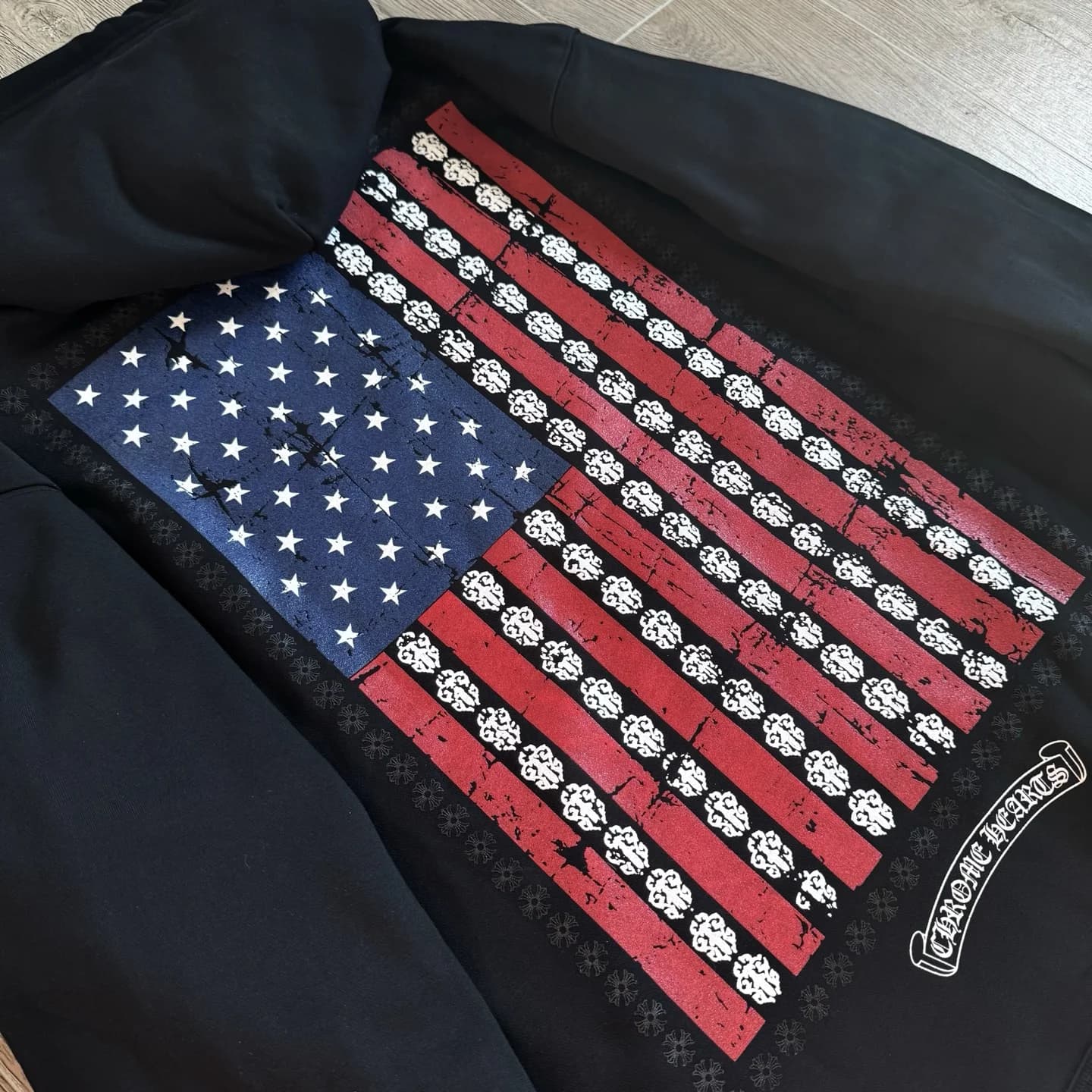 Крупный план принта с американским флагом на спине худи Chrome Hearts