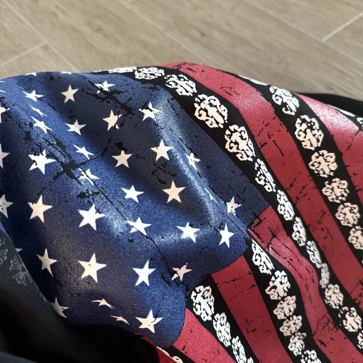 Деталь текстуры принта на спине худи Chrome Hearts