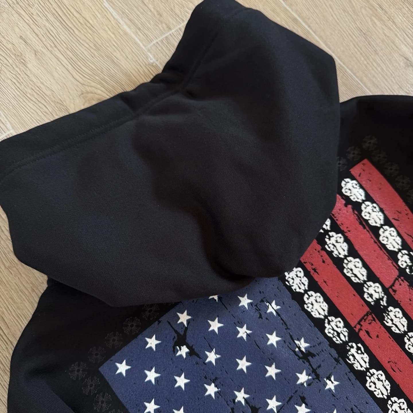 Капюшон и верхняя часть спины черного худи Chrome Hearts