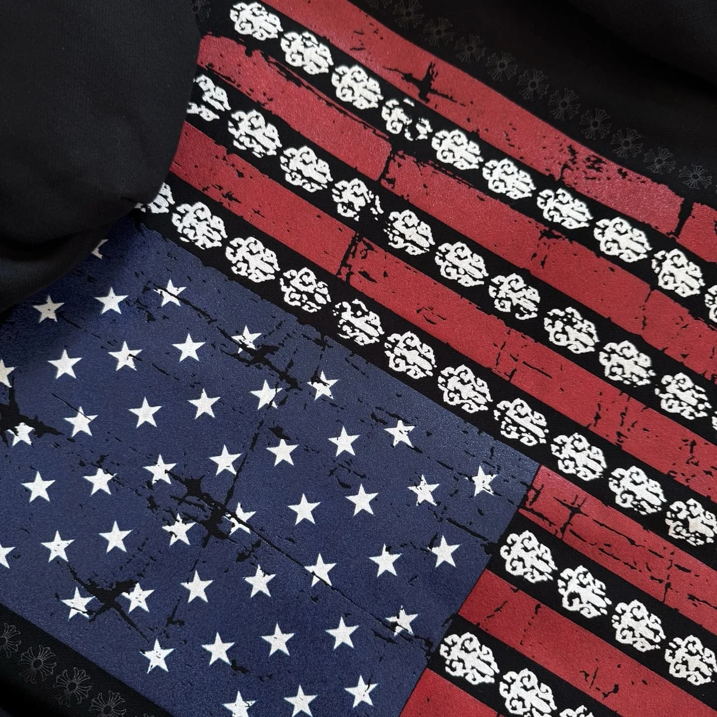 Принт в виде флага США на черном худи Chrome Hearts