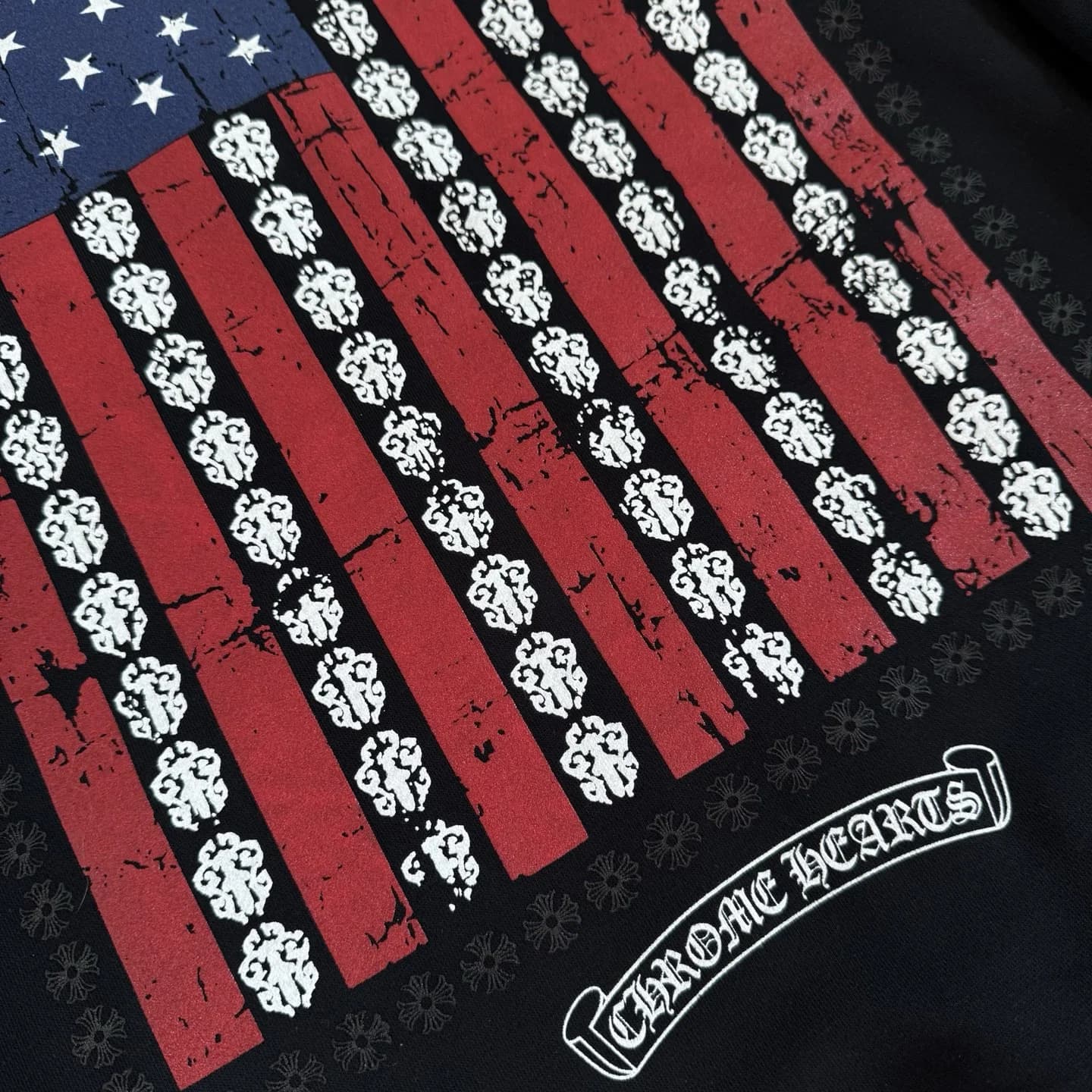 Логотип Chrome Hearts под принтом флага на спине