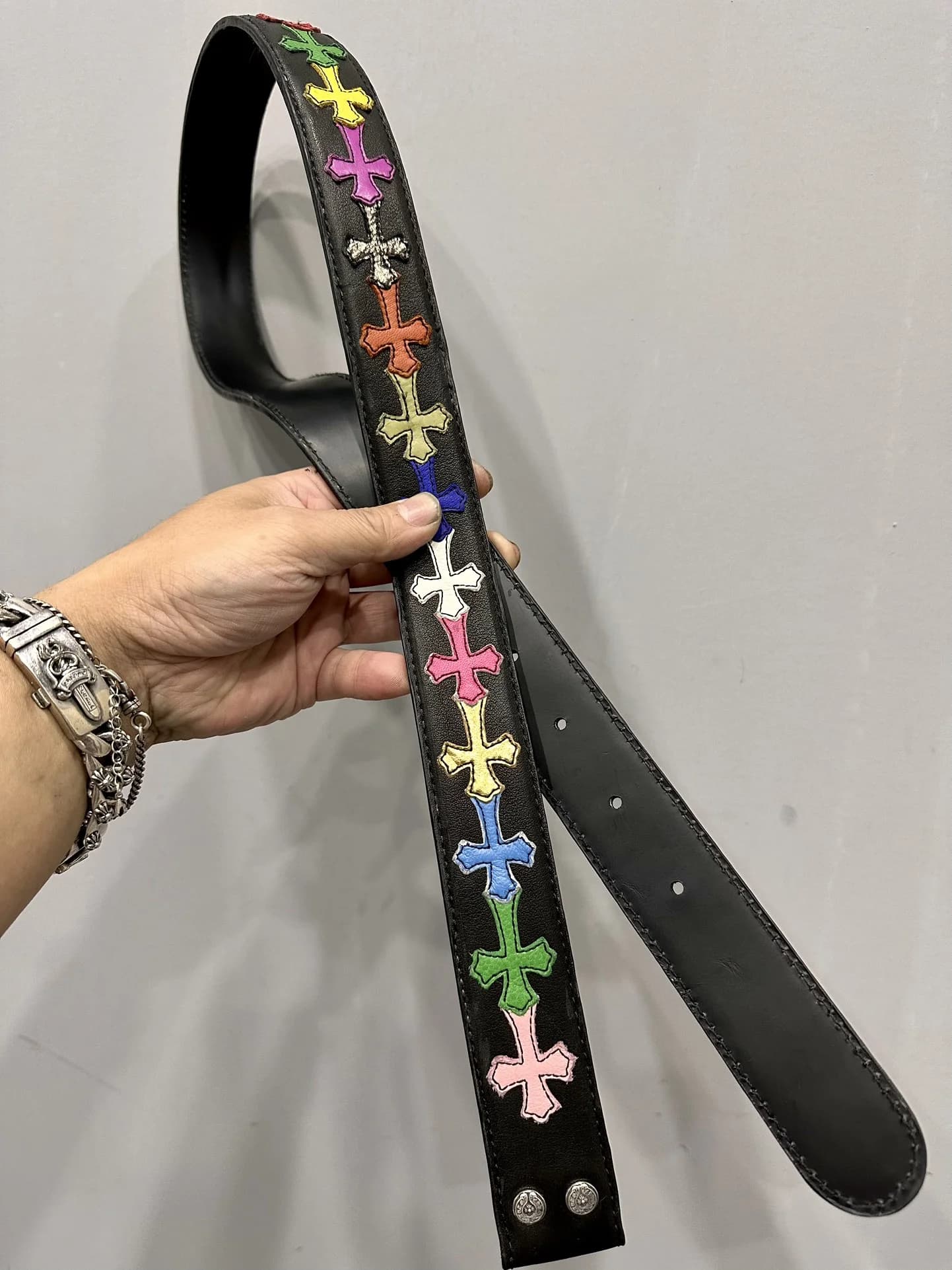 Черный кожаный ремень Chrome Hearts с разноцветными нашивками крестов