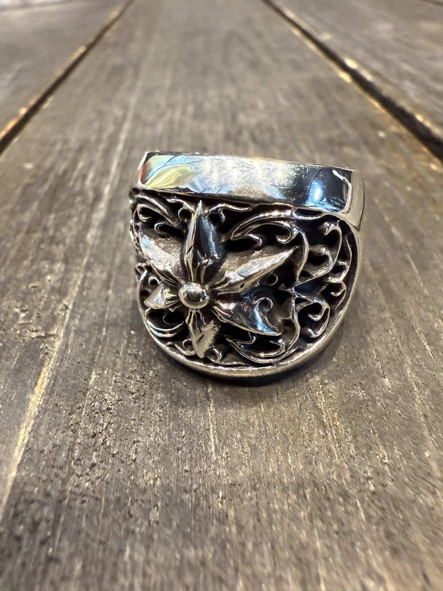 Крупный план фронтальной части кольца Chrome Hearts со звездой и резным орнаментом