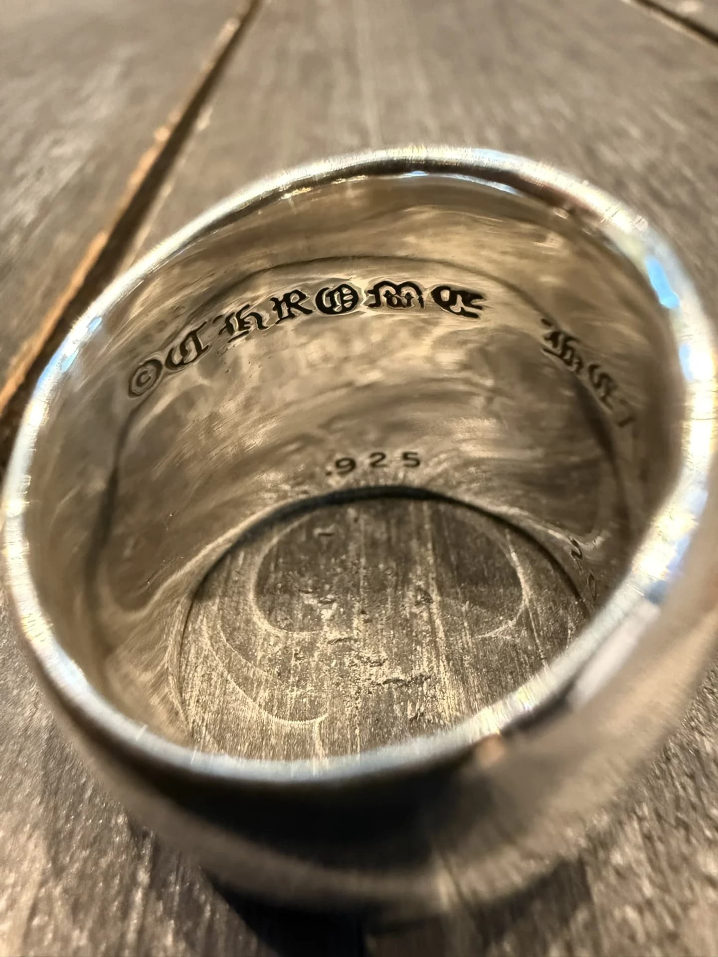 Внутренняя сторона кольца Chrome Hearts с фирменной гравировкой и пробой 925