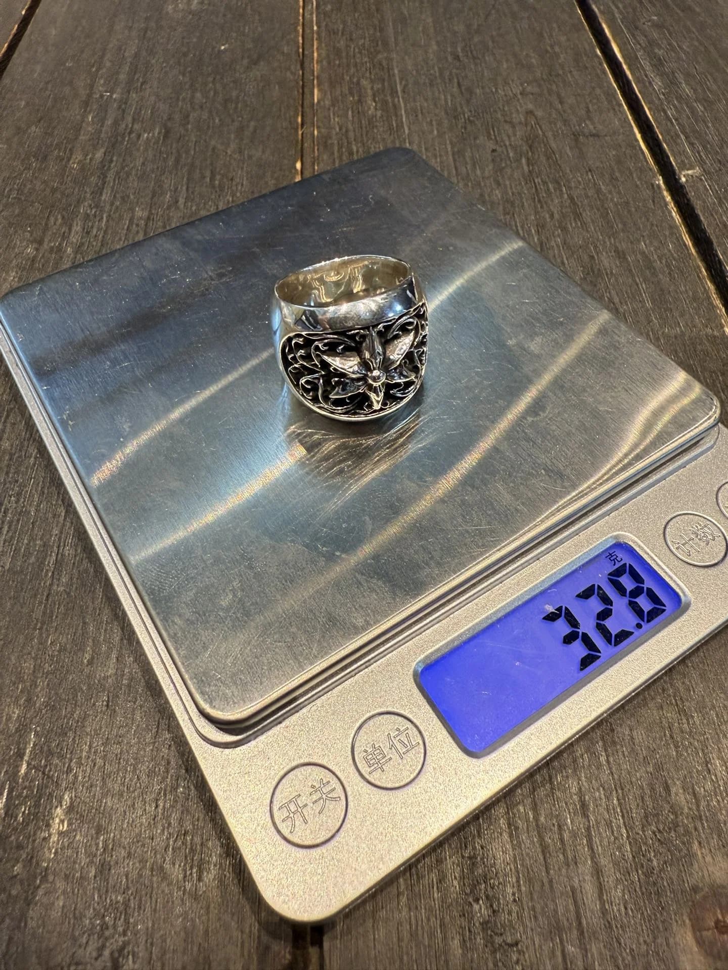 Кольцо Chrome Hearts Star Ring на электронных весах с показателем веса 32.8 грамма