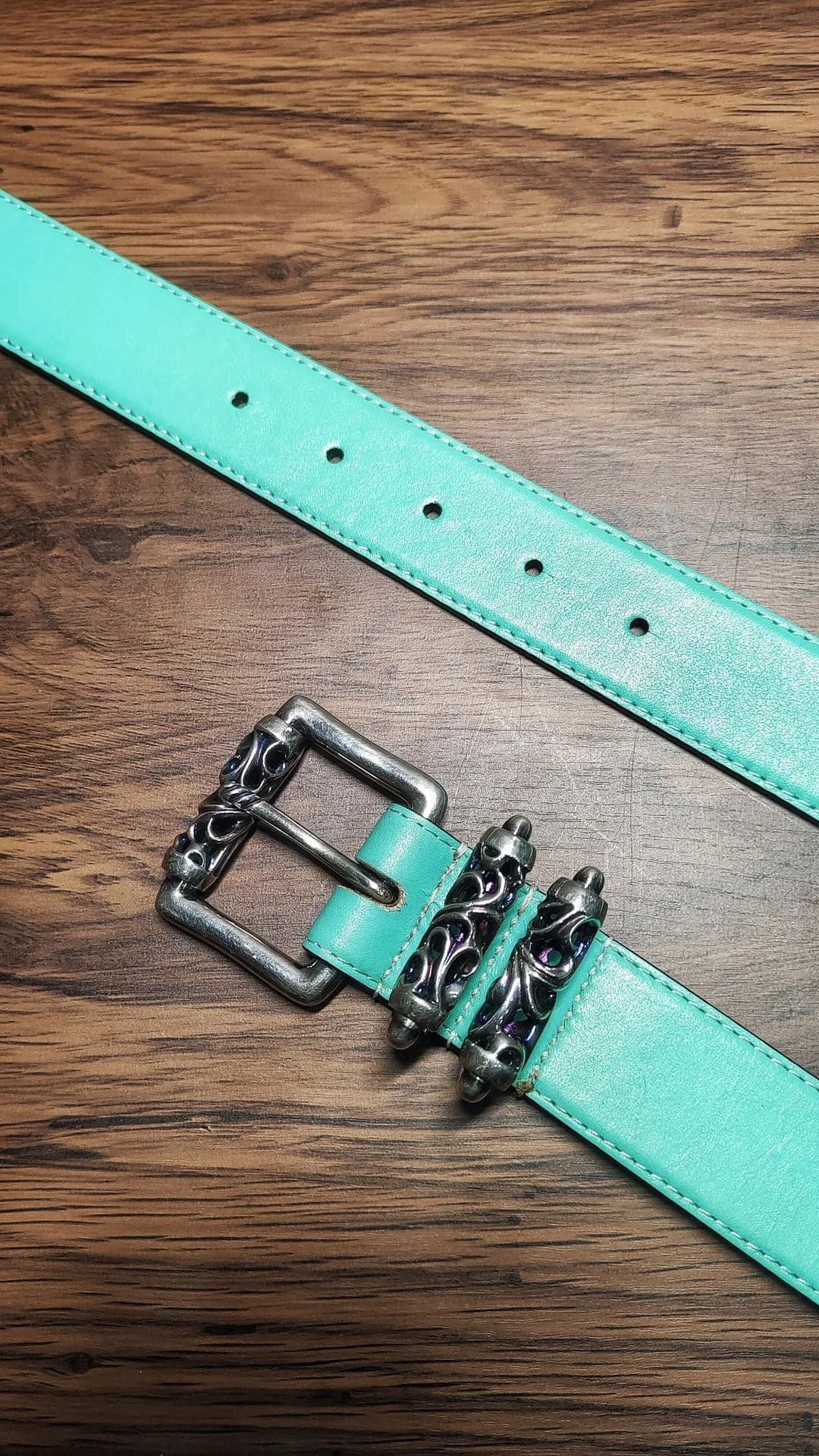 Бирюзовый кожаный ремень Chrome Hearts с серебристой пряжкой и резными шлевками