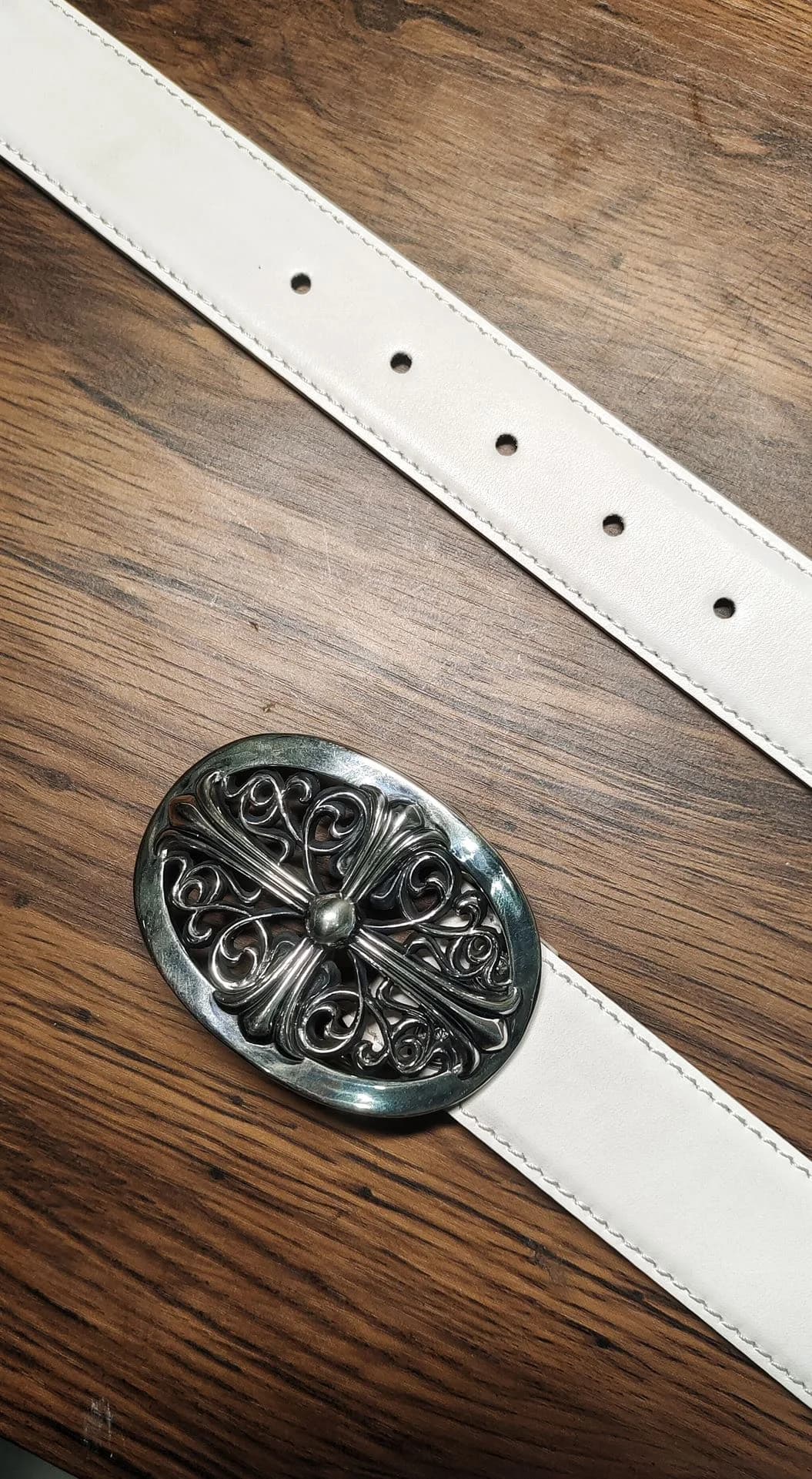 Белый кожаный ремень Chrome Hearts с массивной овальной пряжкой с крестом