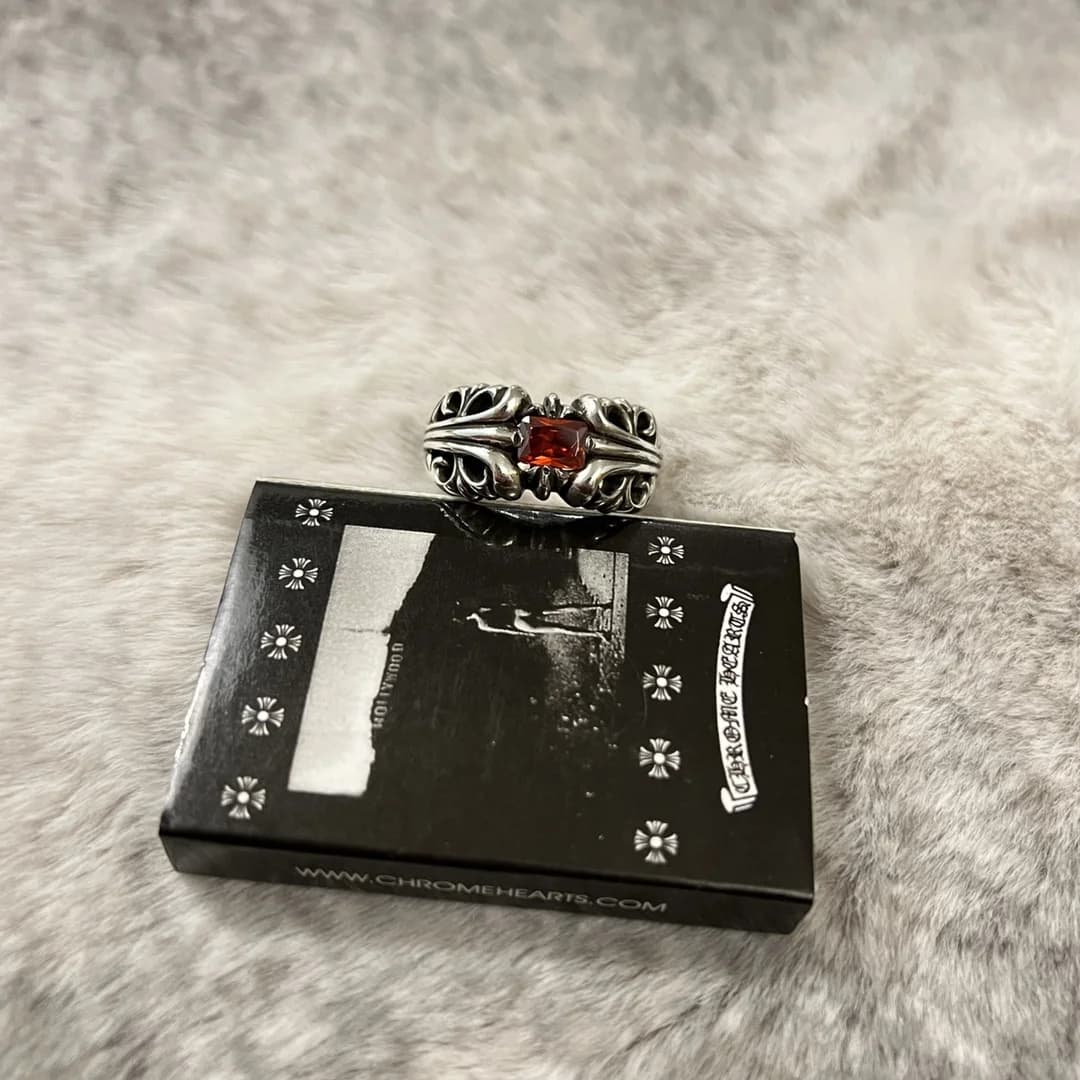 Серебряное кольцо Chrome Hearts K&T с красным рубином на фирменной упаковке