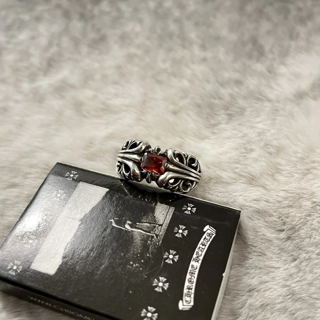 Кольцо Chrome Hearts K&T из серебра со вставкой рубина, ракурс сверху
