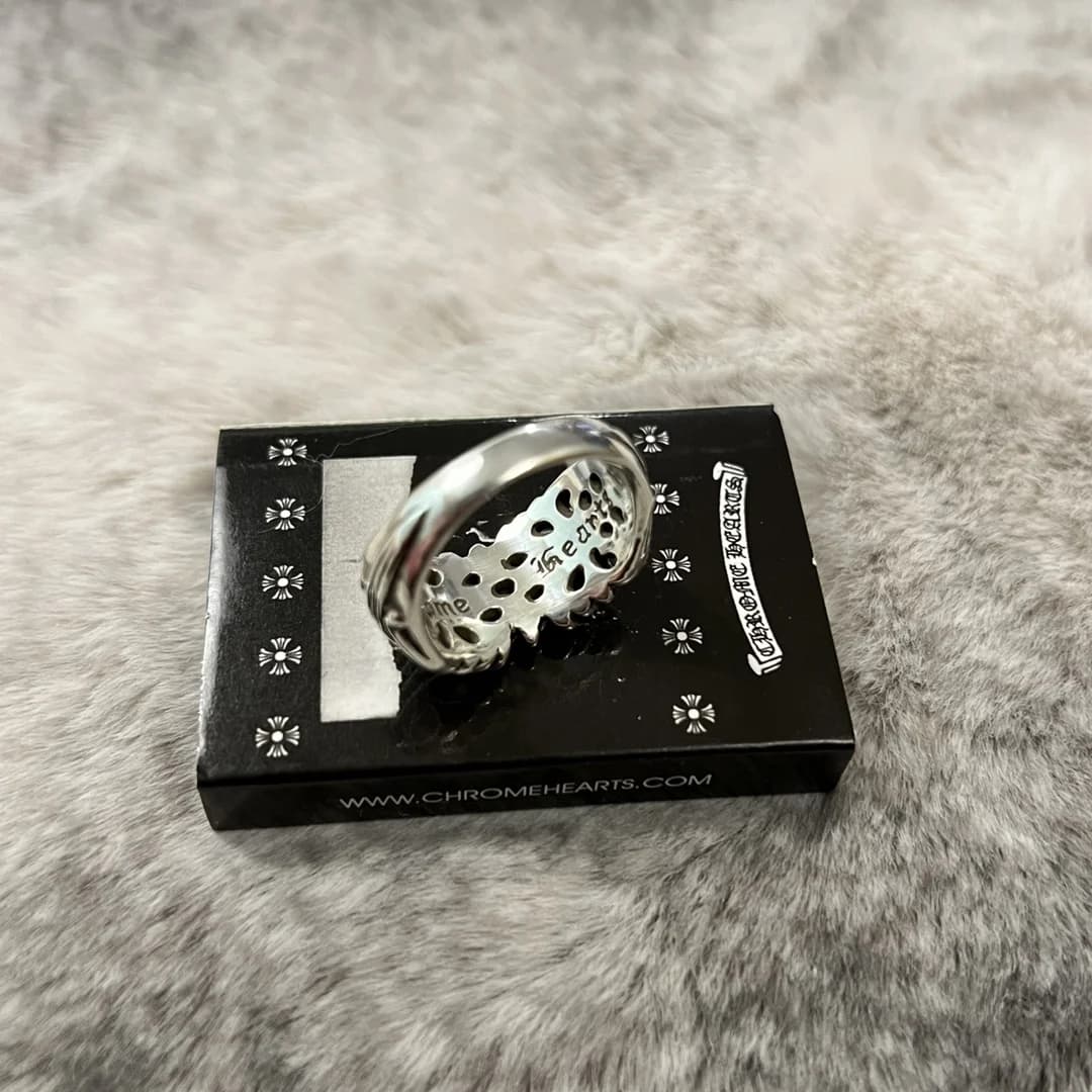 Внутренняя перфорация и профиль кольца Chrome Hearts K&T