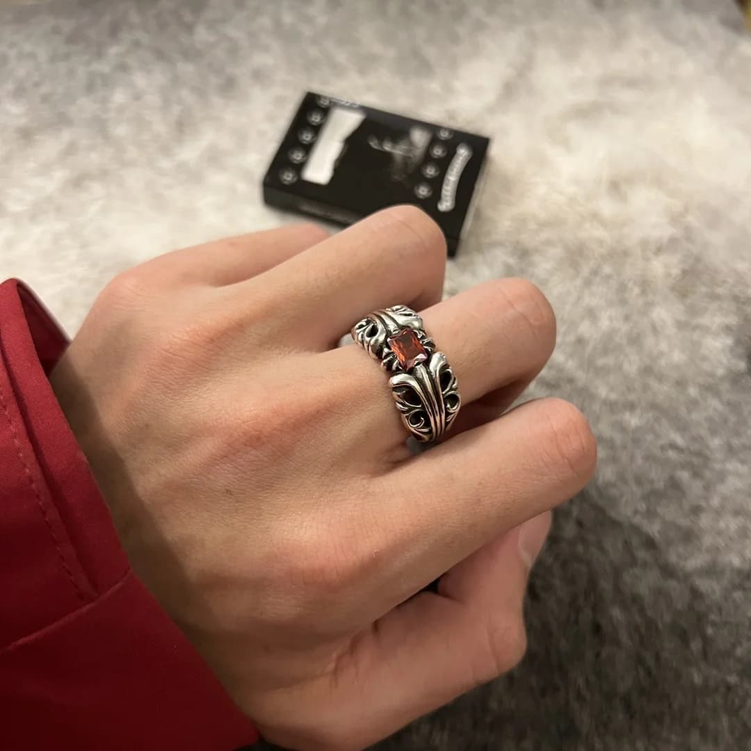 Серебряное кольцо Chrome Hearts K&T с рубином на пальце руки