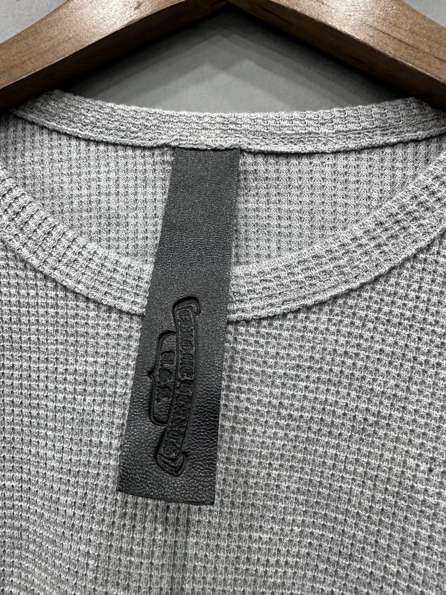 Текстильная бирка на горловине лонгслива Chrome Hearts