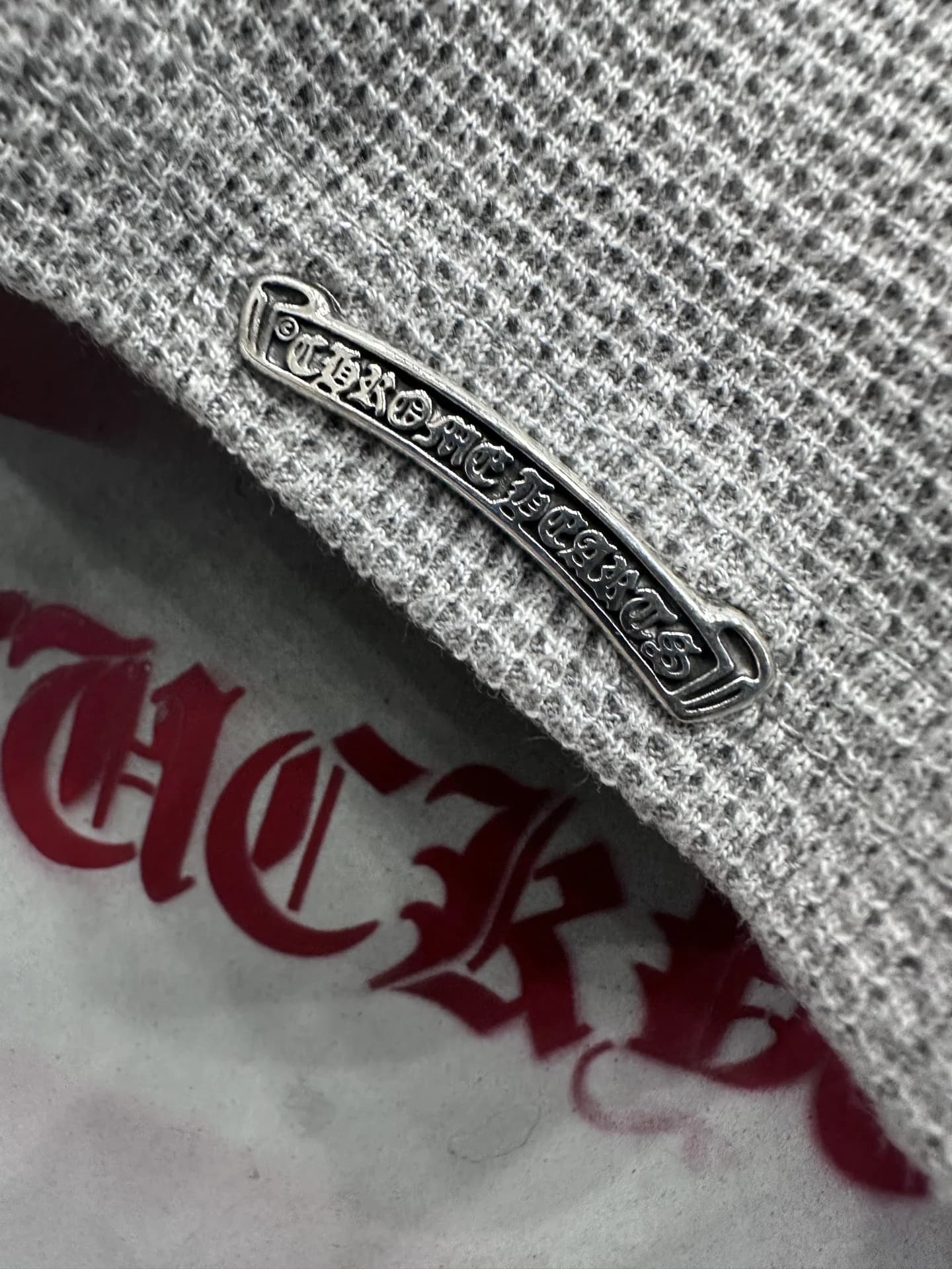 Серебряная брендированная пластина Chrome Hearts на лонгсливе
