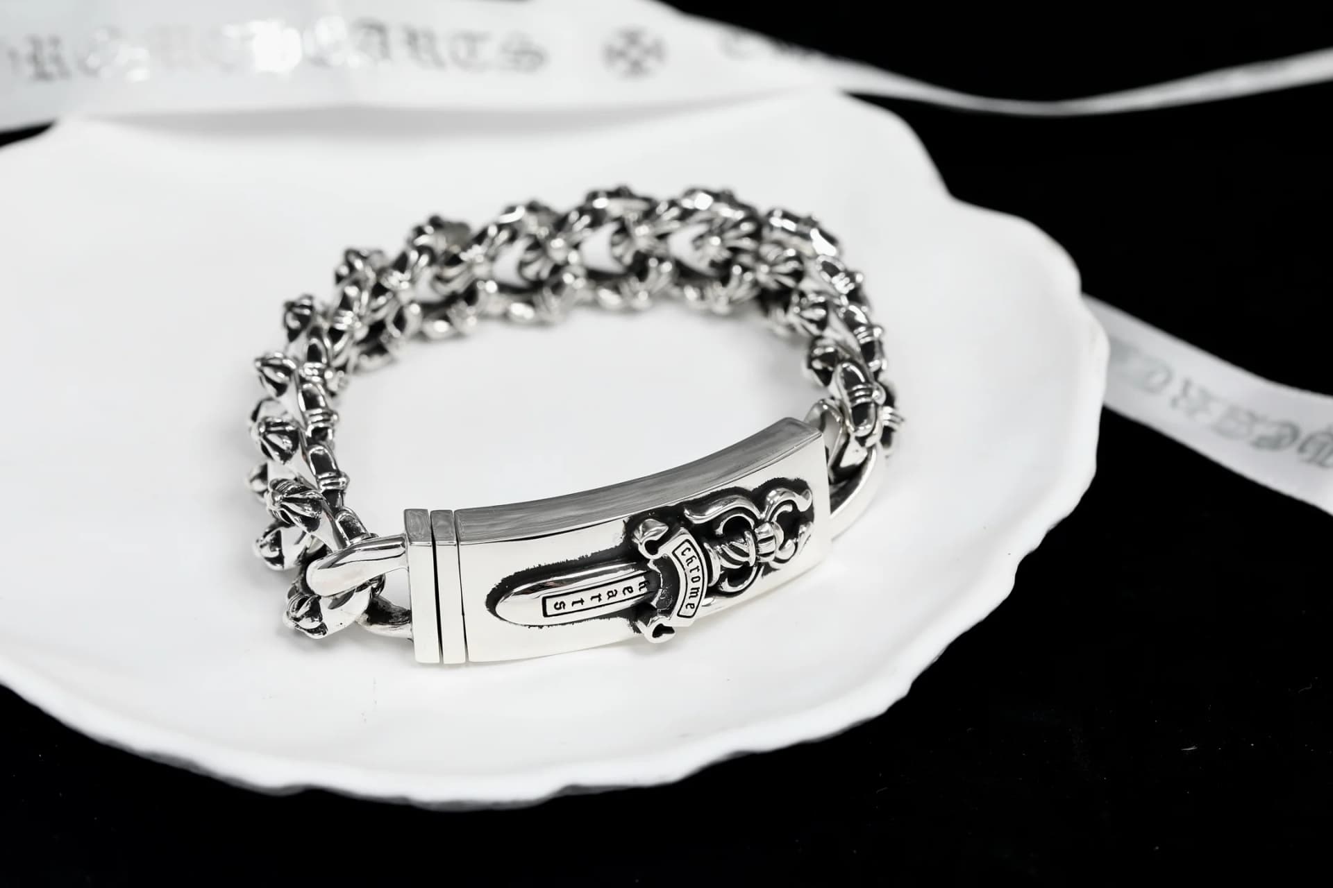 Серебряный браслет Dagger ID с массивными звеньями на белой подставке