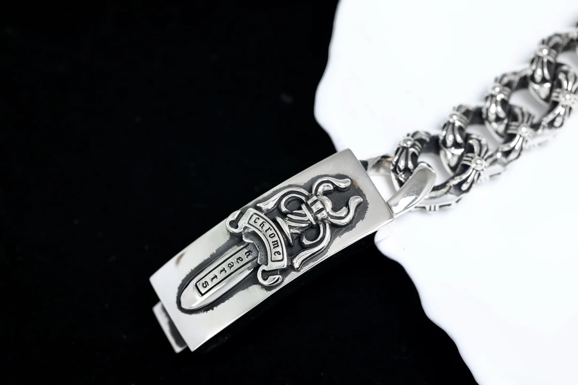 Центральная пластина замка с рельефным кинжалом Dagger крупным планом