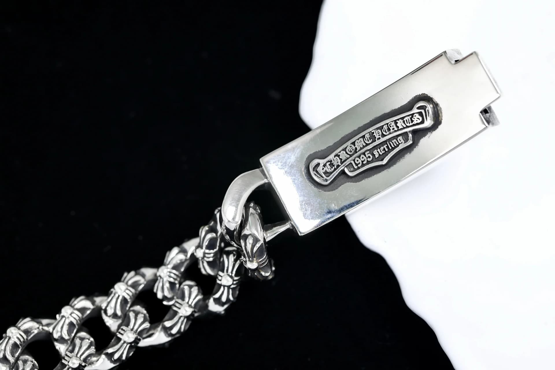 Гравировка Chrome Hearts 1995 .925 на обратной стороне пластины браслета