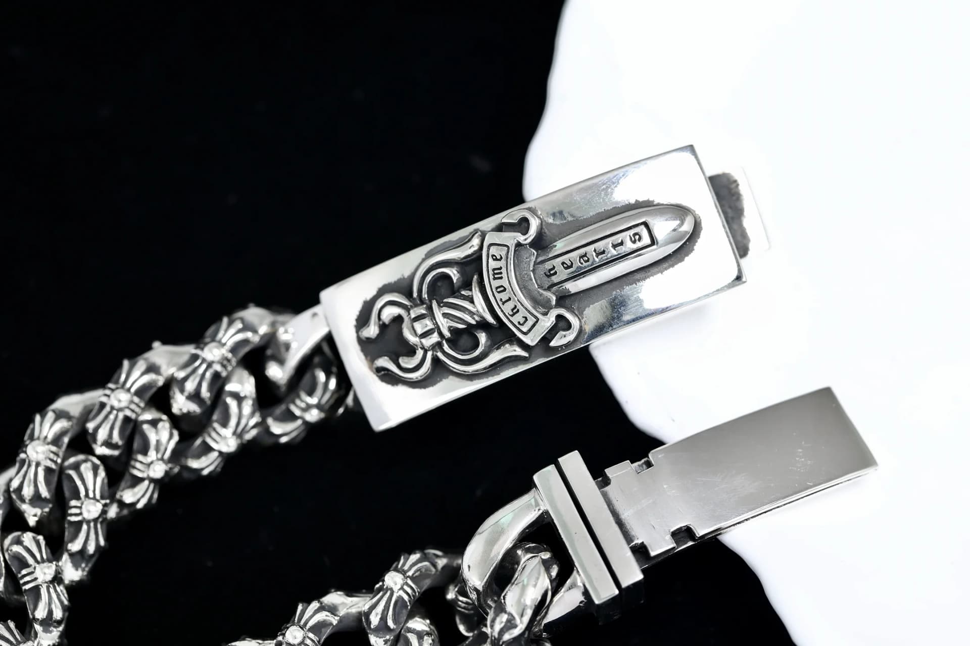 Коробчатый замок серебряного браслета Dagger ID в открытом виде
