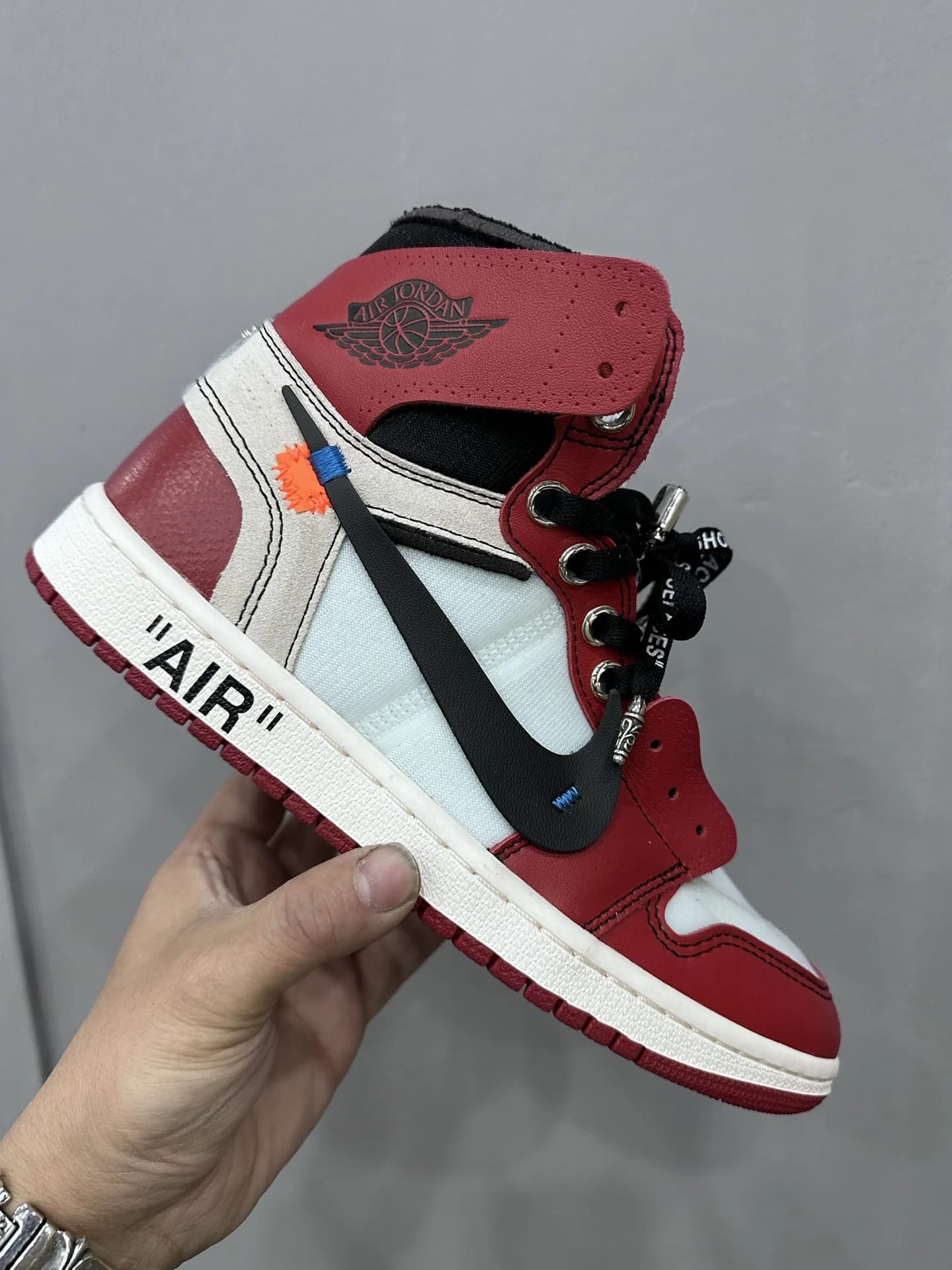 Кроссовки Chrome Hearts x Nike Air Jordan 1 Off-White Chicago, вид сбоку