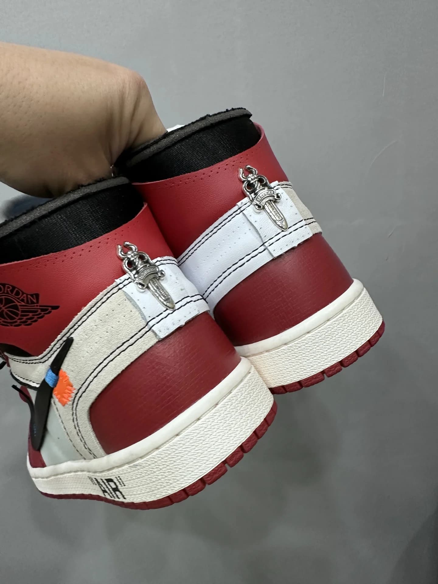 Задняя часть кроссовок Chrome Hearts x Nike Air Jordan 1 Off-White Chicago с серебряным кинжалом