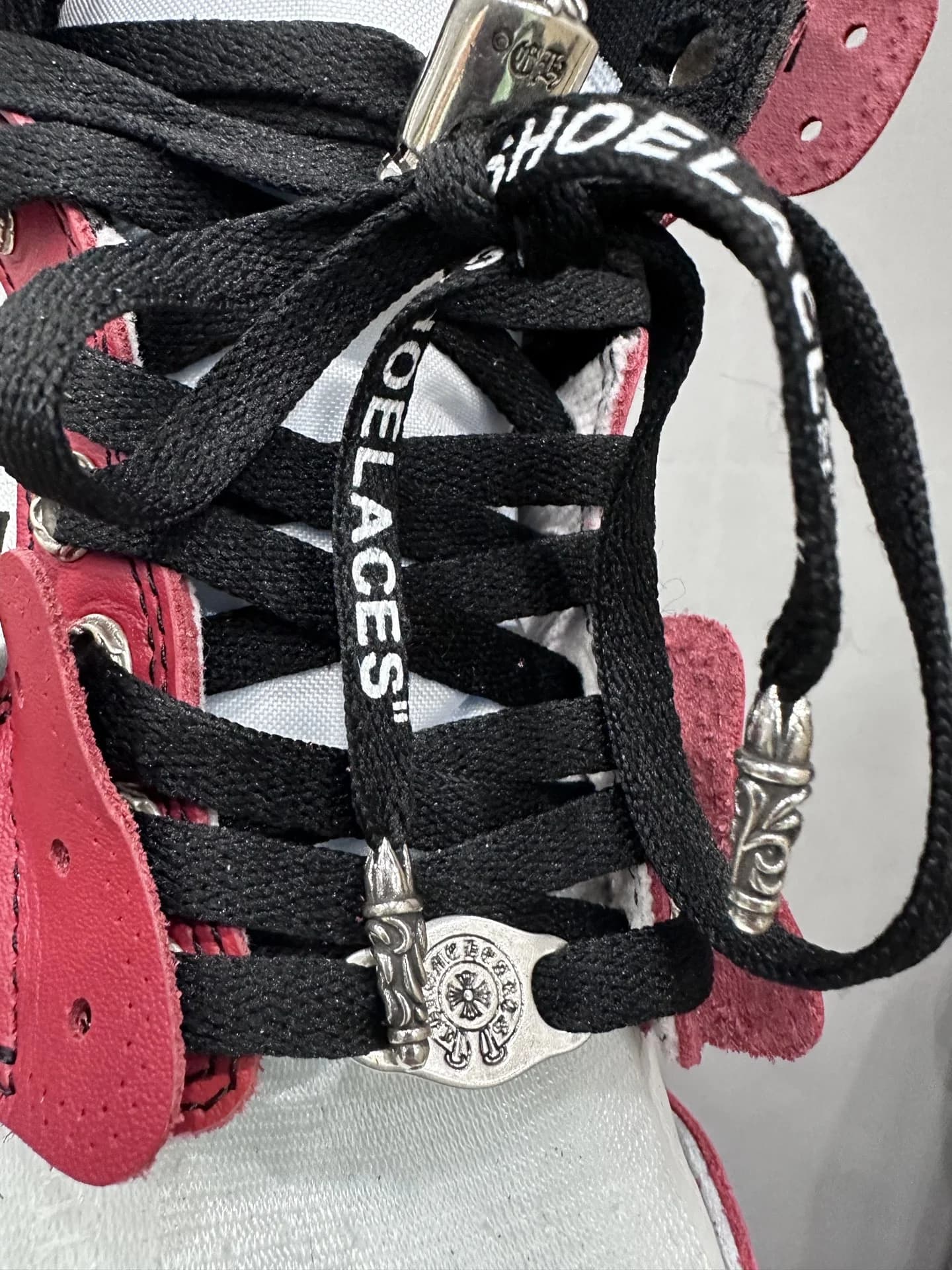 Деталь шнуровки кроссовок Chrome Hearts x Nike Air Jordan 1 Off-White Chicago с серебряной фурнитурой