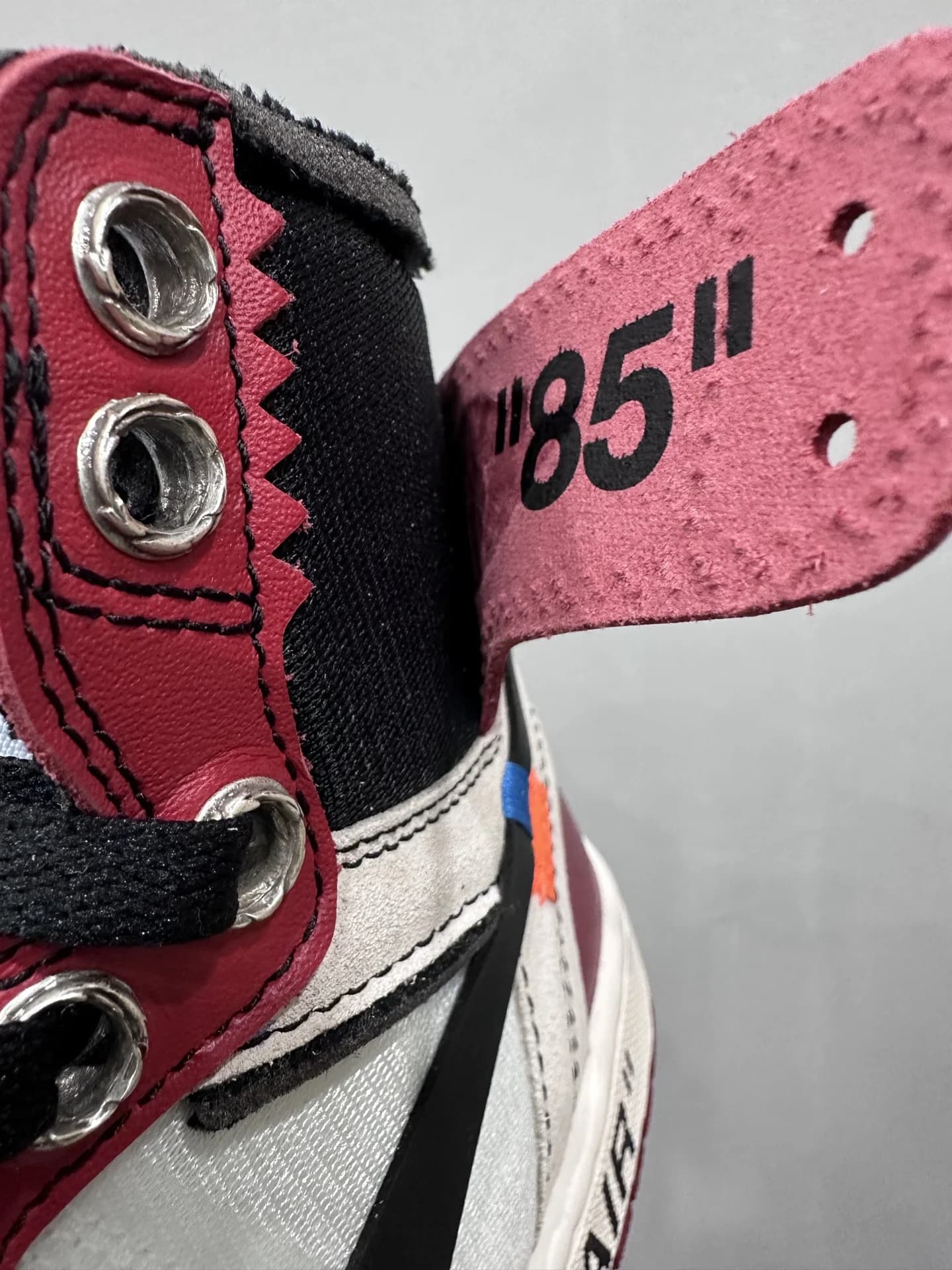 Деталь воротника кроссовок Chrome Hearts x Nike Air Jordan 1 Off-White Chicago с принтом 85