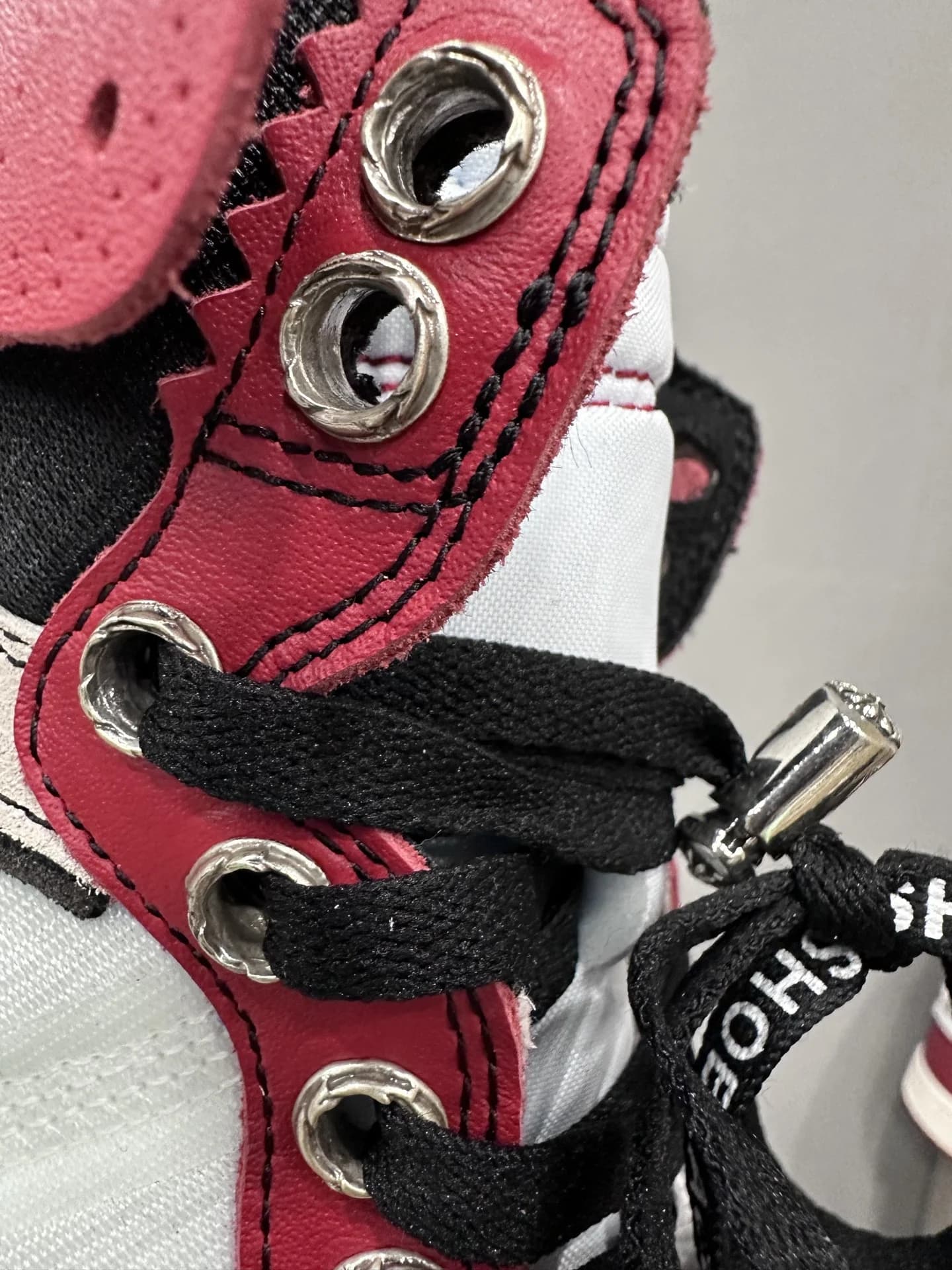 Люверсы и шнуровка кроссовок Chrome Hearts x Nike Air Jordan 1 Off-White Chicago крупным планом