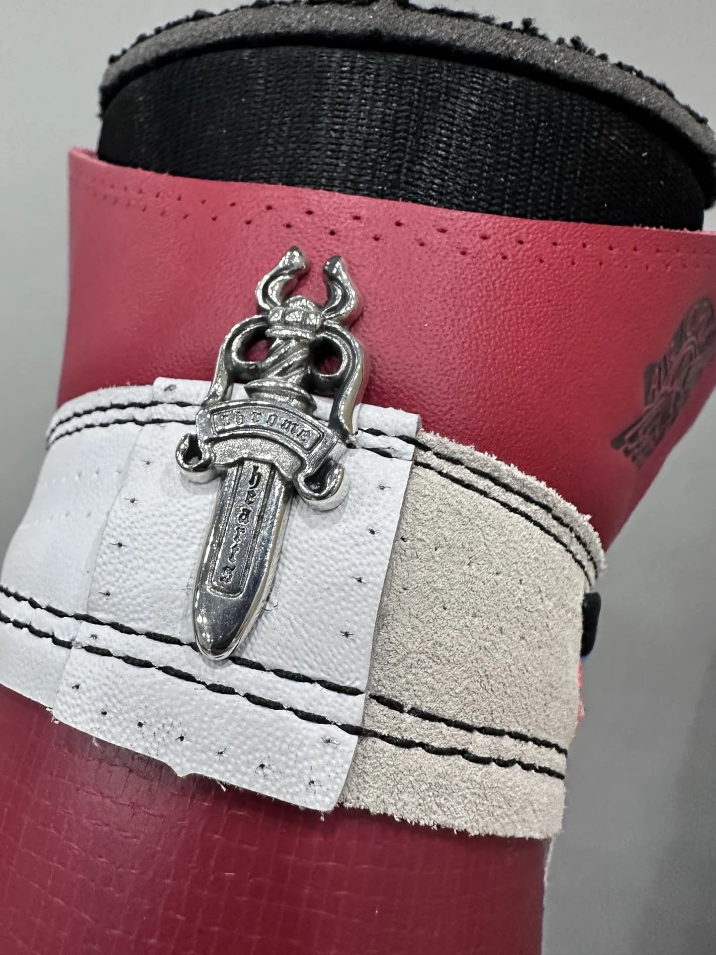 Серебряный элемент в виде кинжала Chrome Hearts на заднике кроссовка