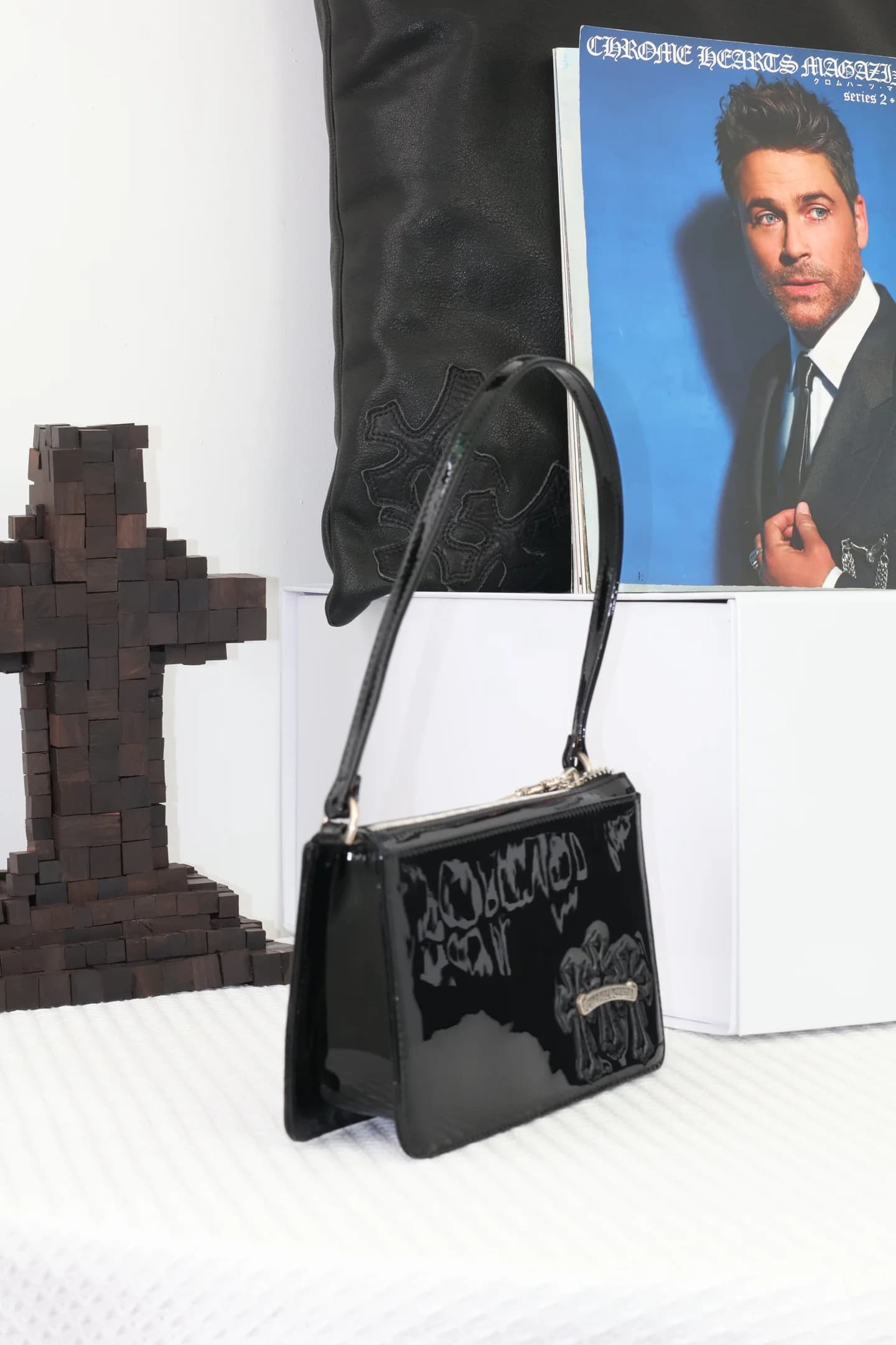 Лакированная сумка Chrome Hearts с короткой ручкой, вид сбоку