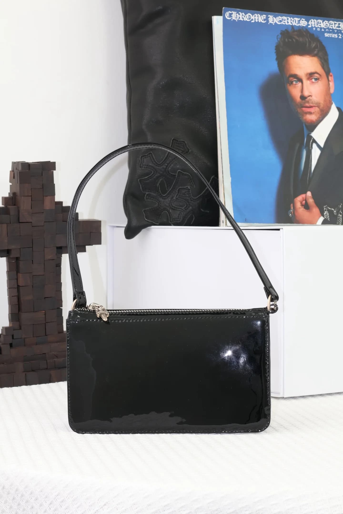 Сумка Chrome Hearts из глянцевой черной кожи, вид сзади