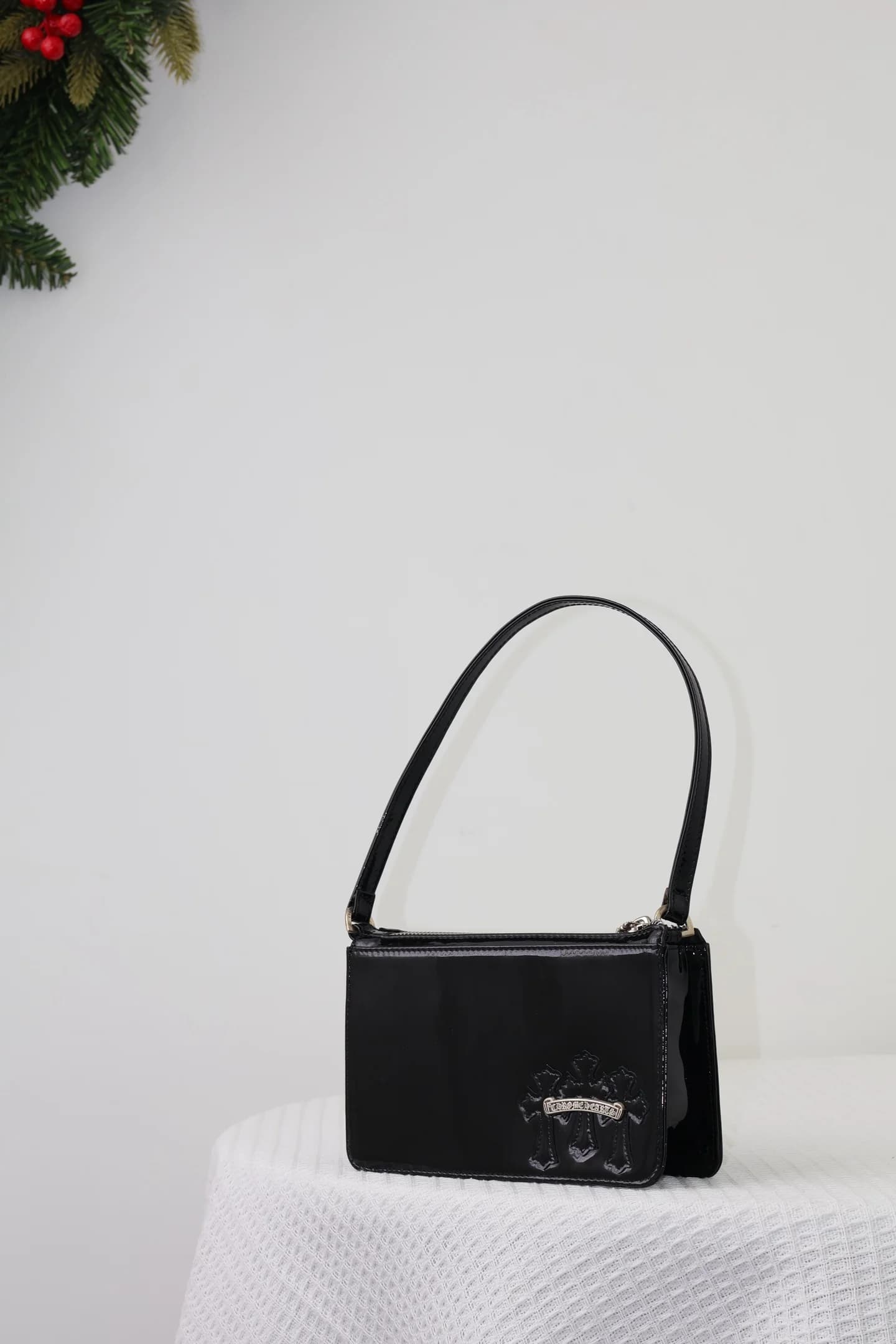 Сумка-багет Chrome Hearts из черной лакированной кожи в интерьере