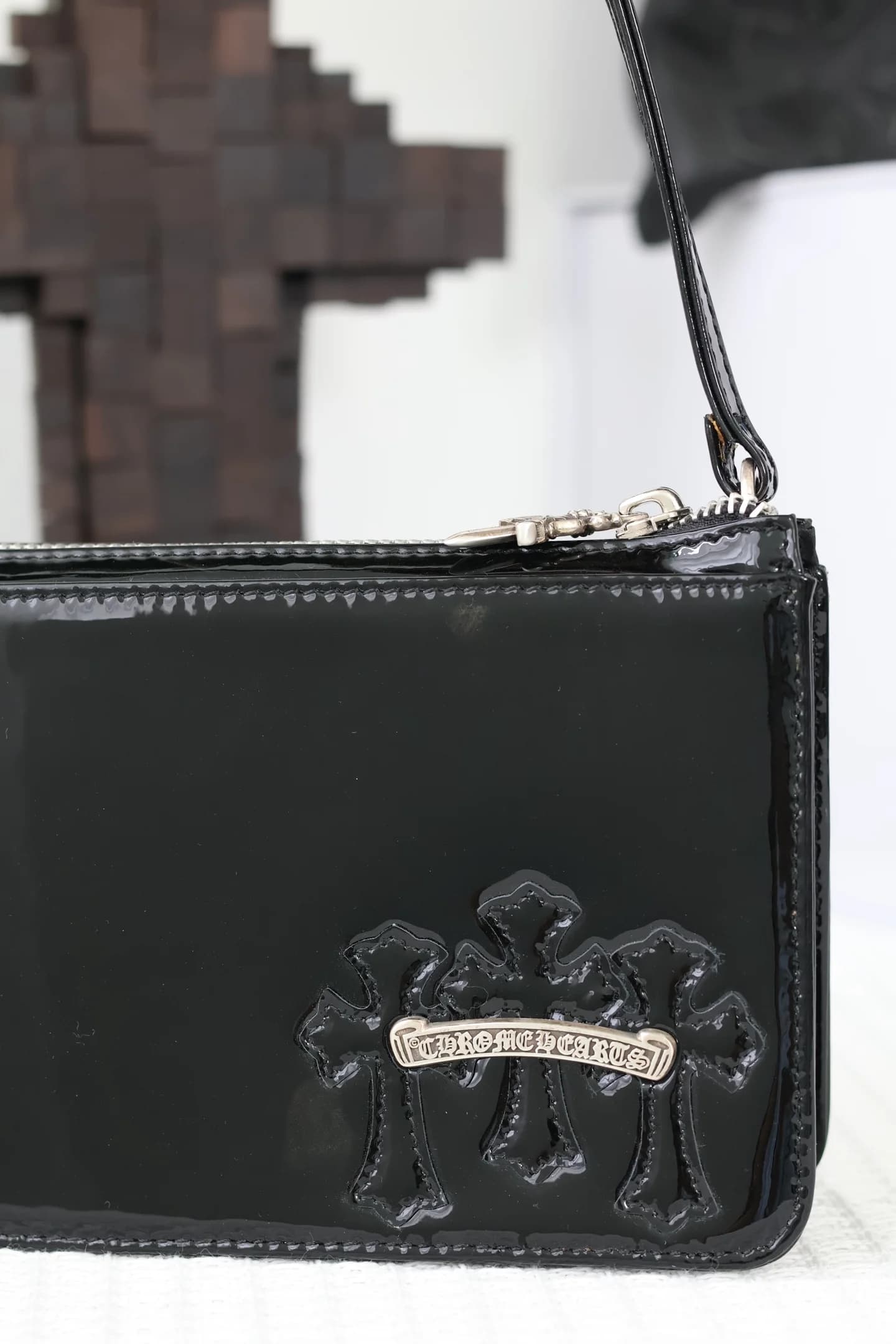 Фронтальная часть сумки Chrome Hearts с кожаными крестами и серебряной плашкой