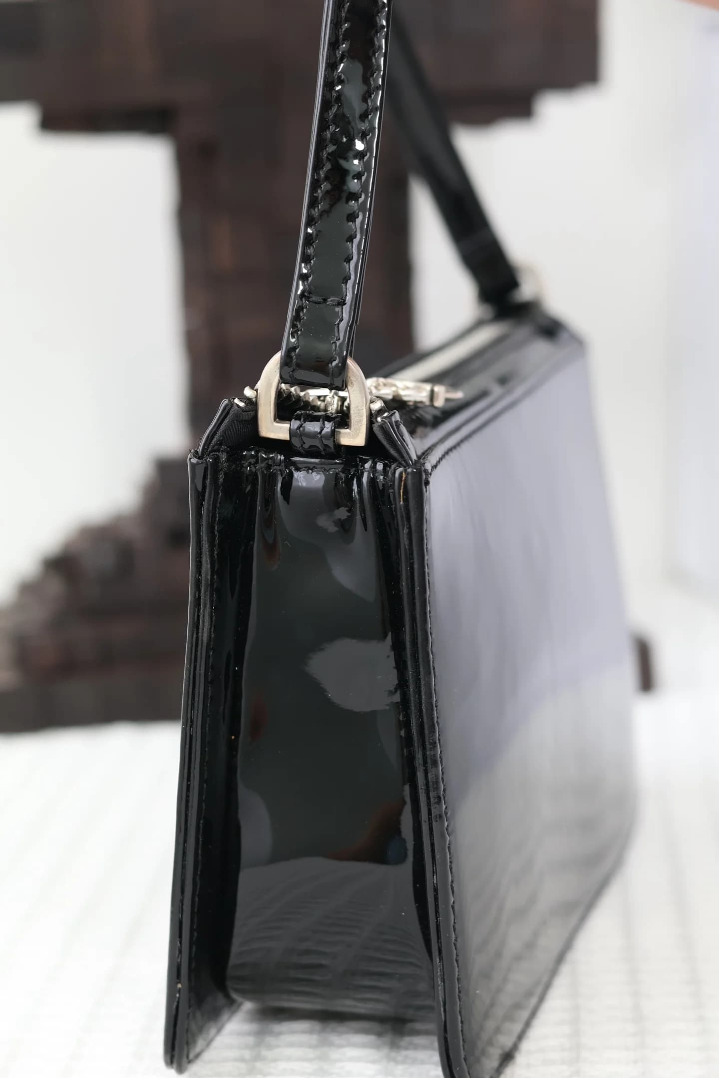 Боковая грань и крепление кожаного ремешка сумки Chrome Hearts