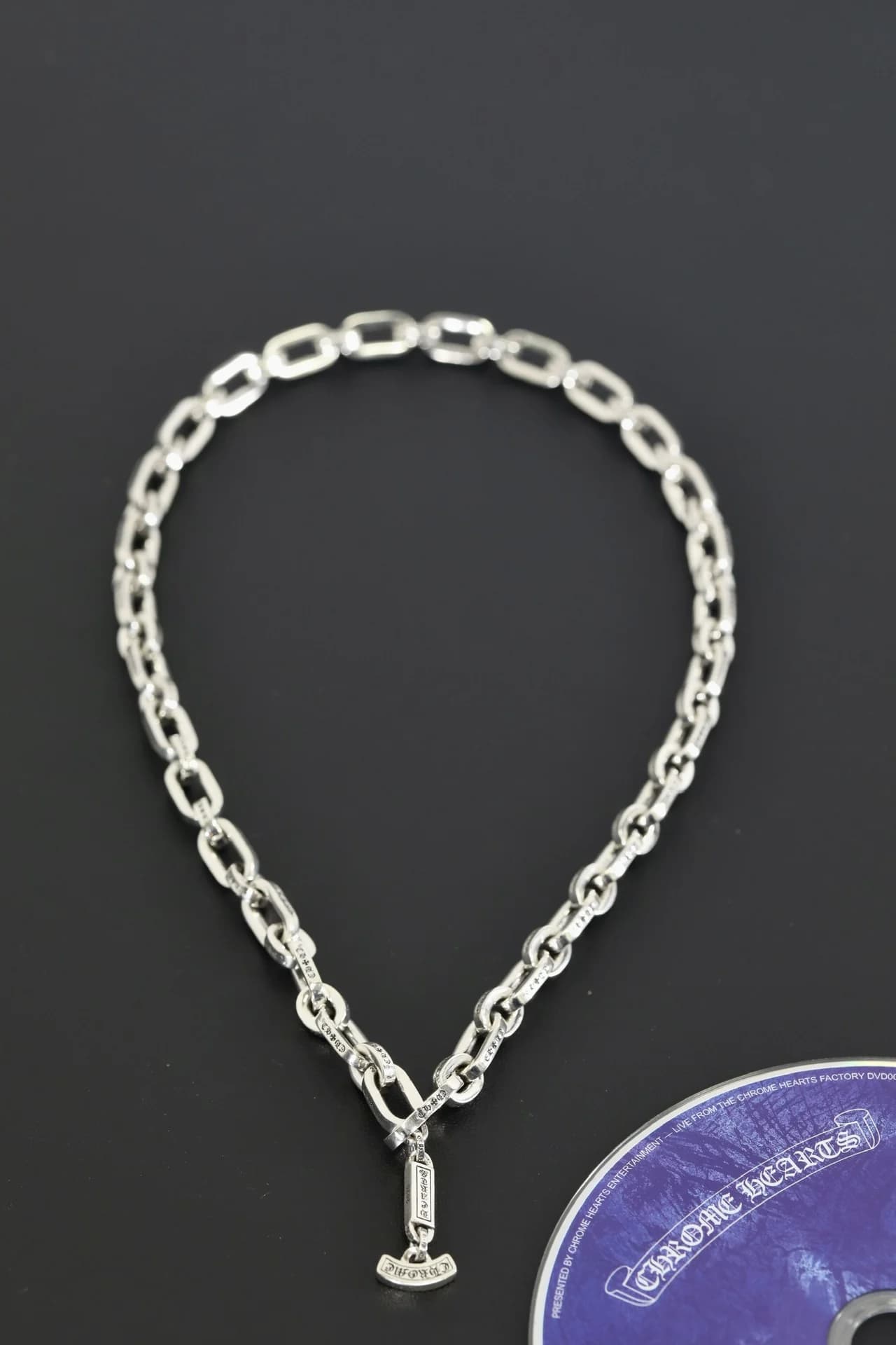 Серебряное колье Chrome Hearts Paper E с T-образным элементом, общий вид
