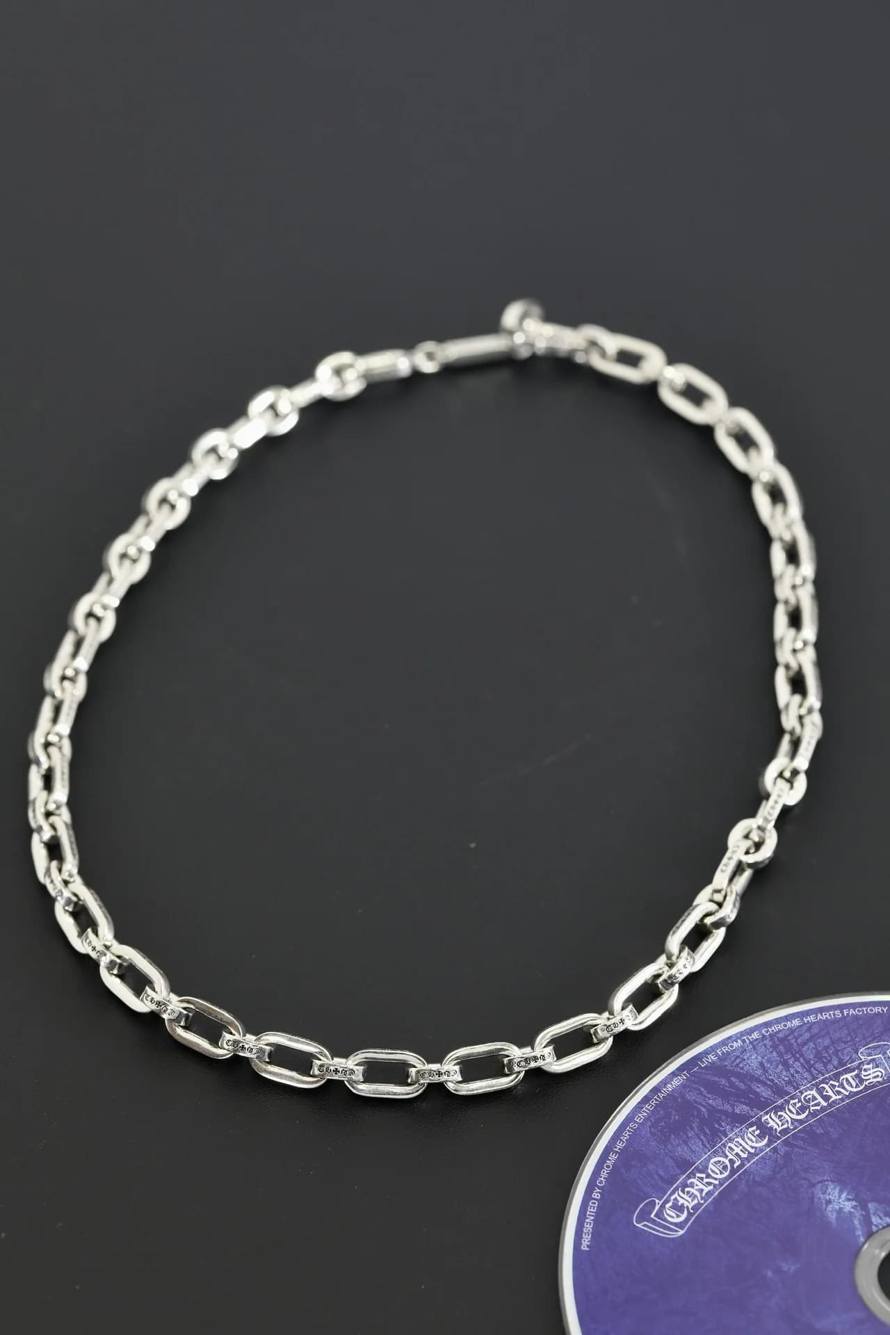 Колье-цепь Chrome Hearts Paper E из серебра 925 пробы, вид сверху