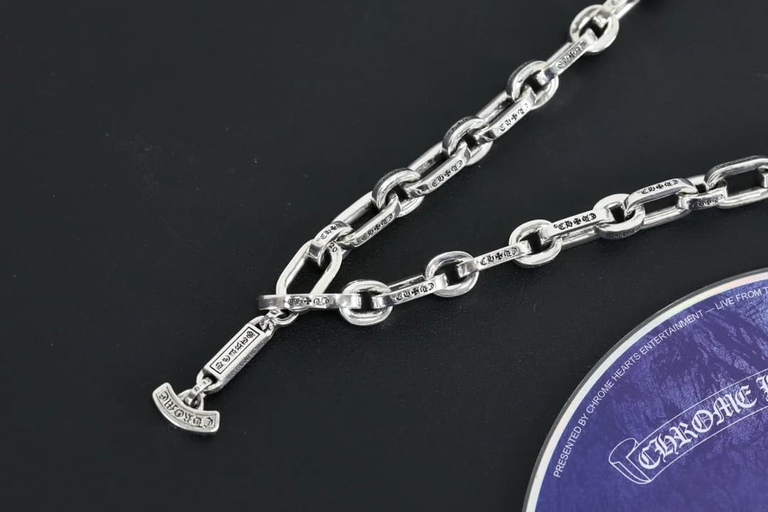 Крупный план T-образной застежки с гравировкой Chrome Hearts