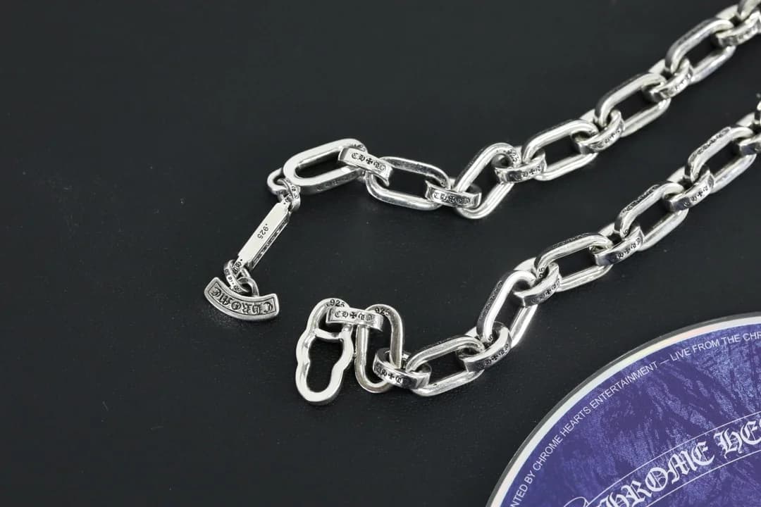 Застежка-тогл колье Chrome Hearts в расстегнутом виде крупным планом