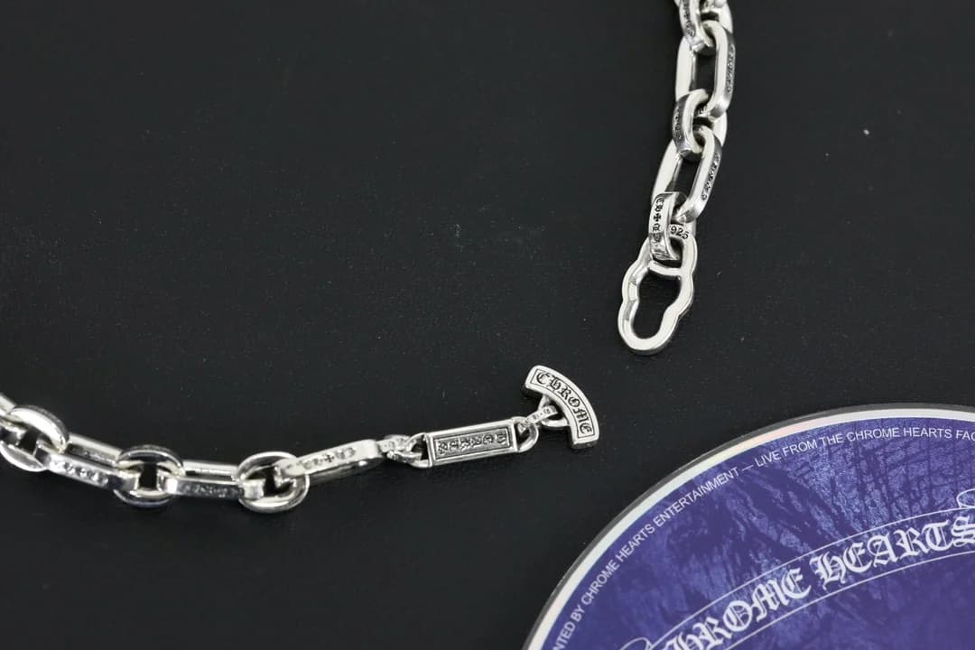Застежка и соединительные звенья цепи Chrome Hearts крупным планом