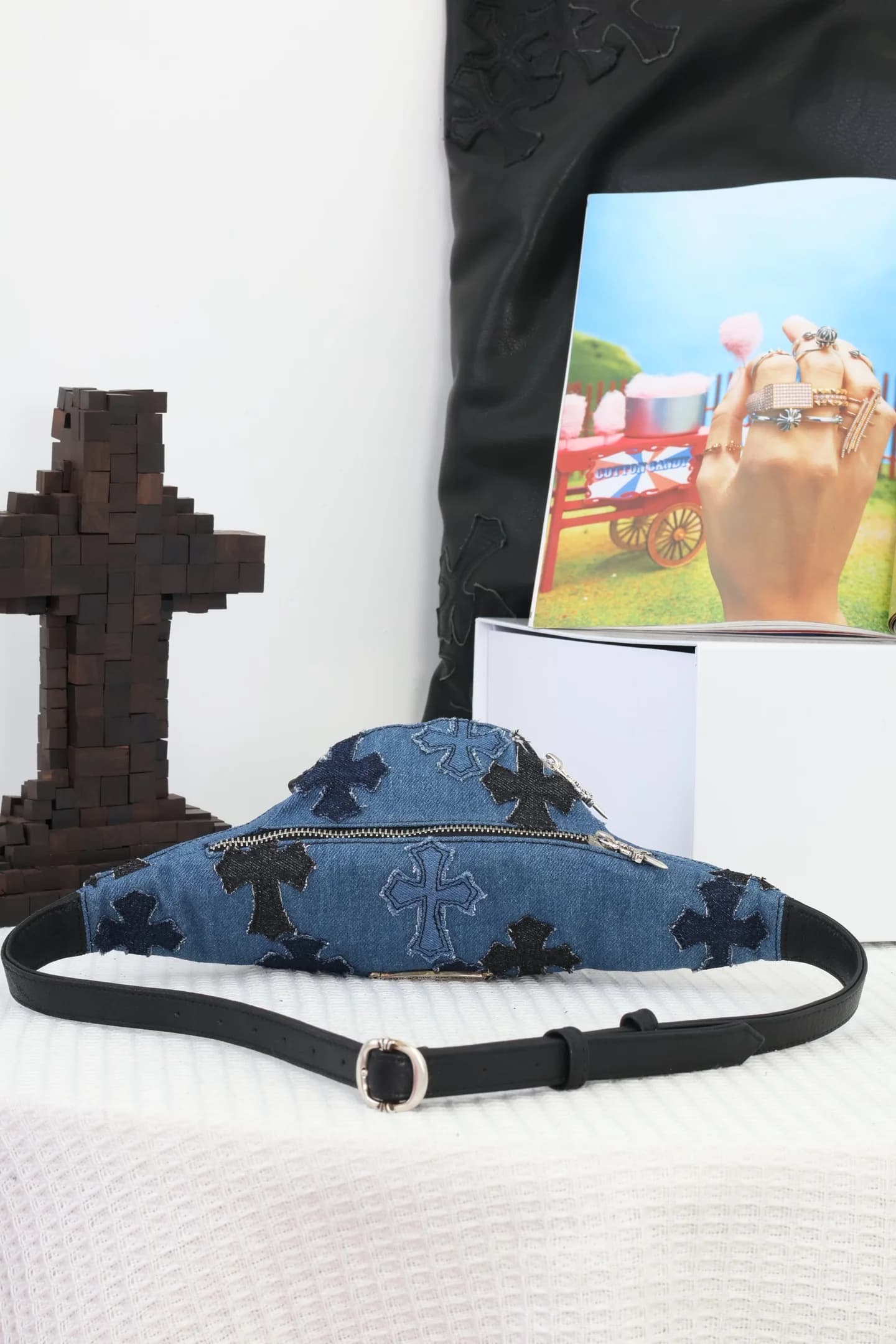 Поясная сумка Chrome Hearts из денима, вид со спинки с кожаным ремешком