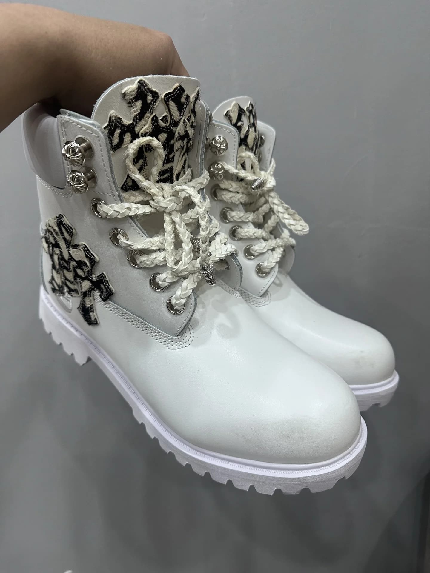 Белые ботинки Chrome Hearts x Timberland с нашивками в виде крестов