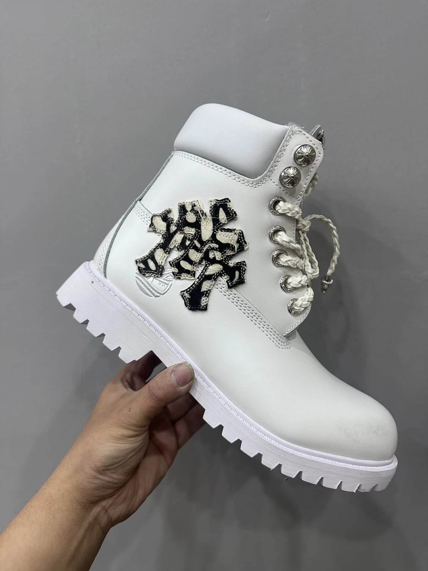 Кожаные ботинки Chrome Hearts x Timberland белого цвета, вид сбоку