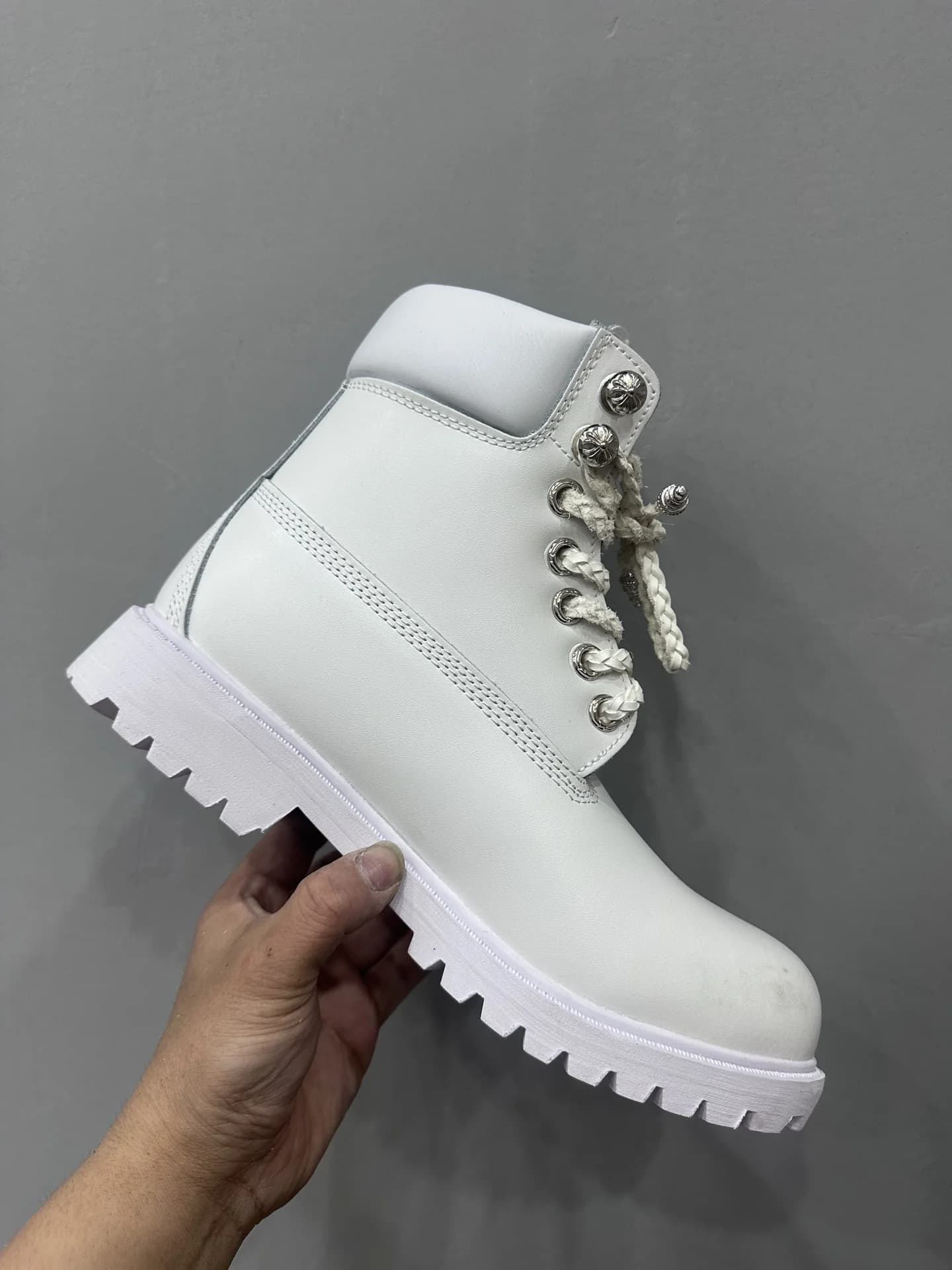 Белые ботинки Chrome Hearts x Timberland, вид сбоку без нашивок