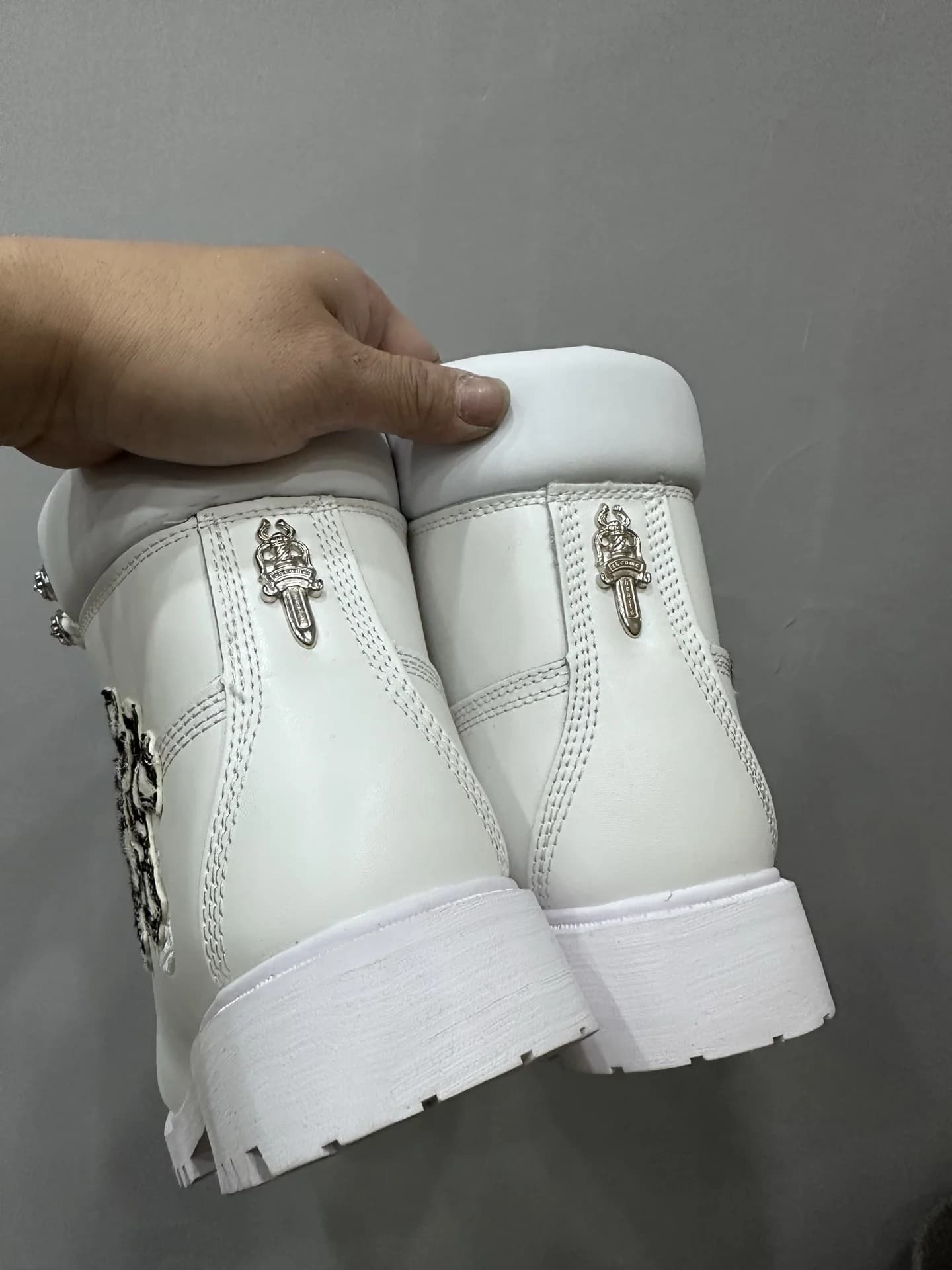 Задняя часть ботинок Chrome Hearts x Timberland с серебряными кинжалами