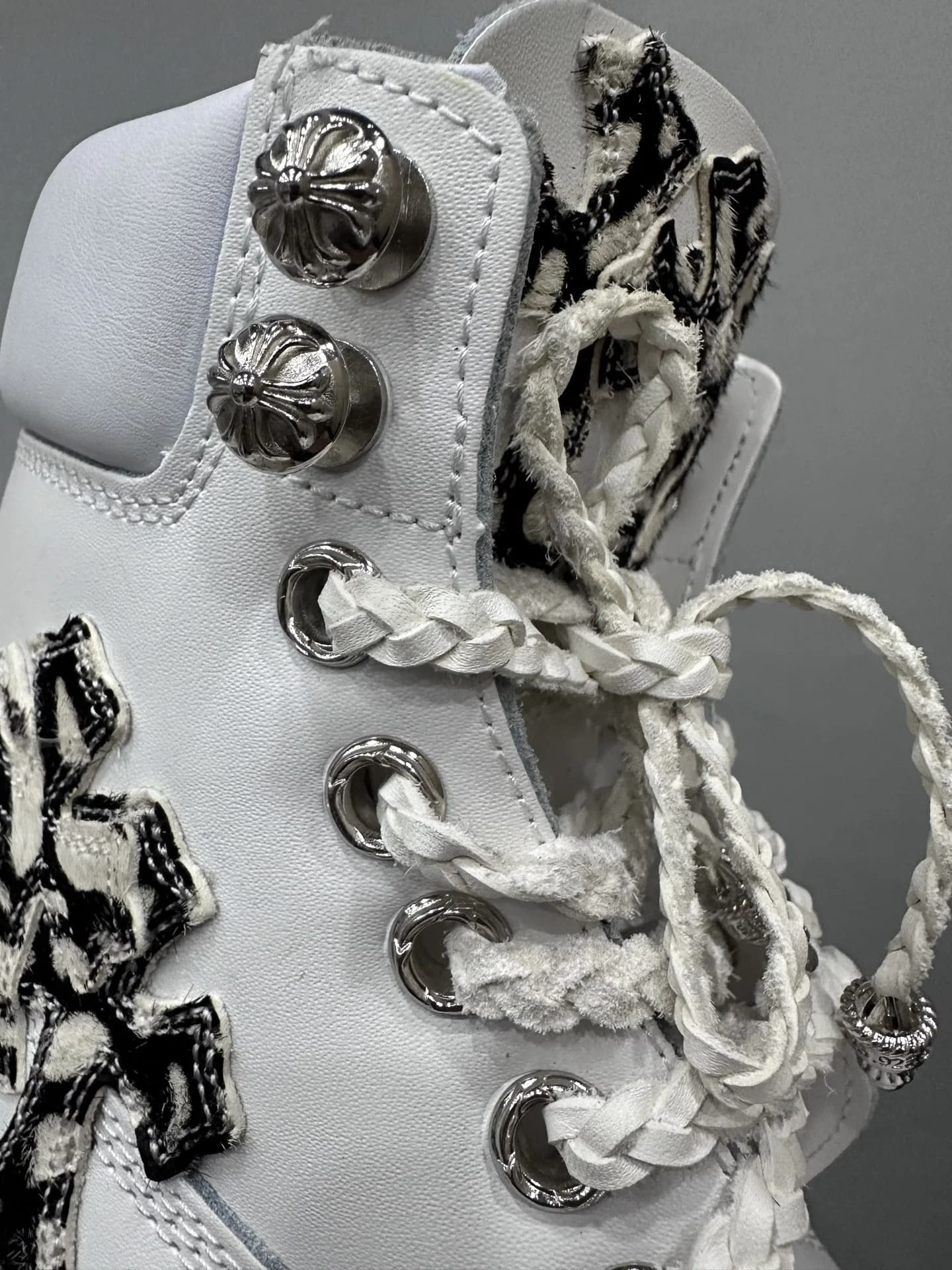 Детали шнуровки и серебряной фурнитуры на ботинках Chrome Hearts x Timberland