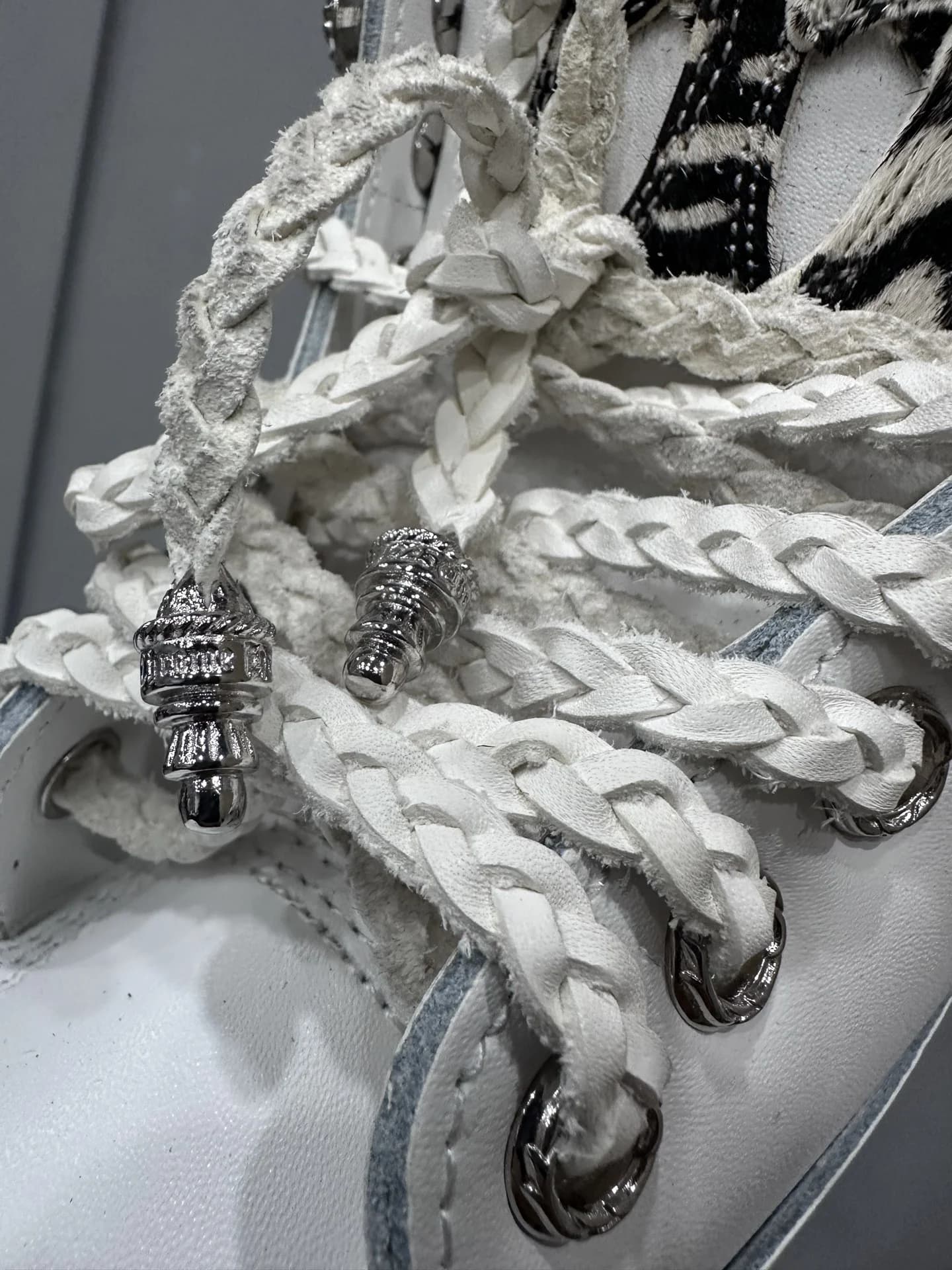 Плетеные шнурки с серебряными эглетами на ботинках Chrome Hearts