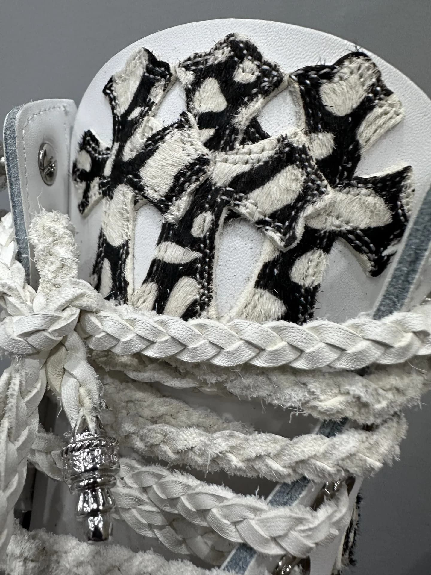 Язычок ботинок Chrome Hearts x Timberland с нашивками-крестами