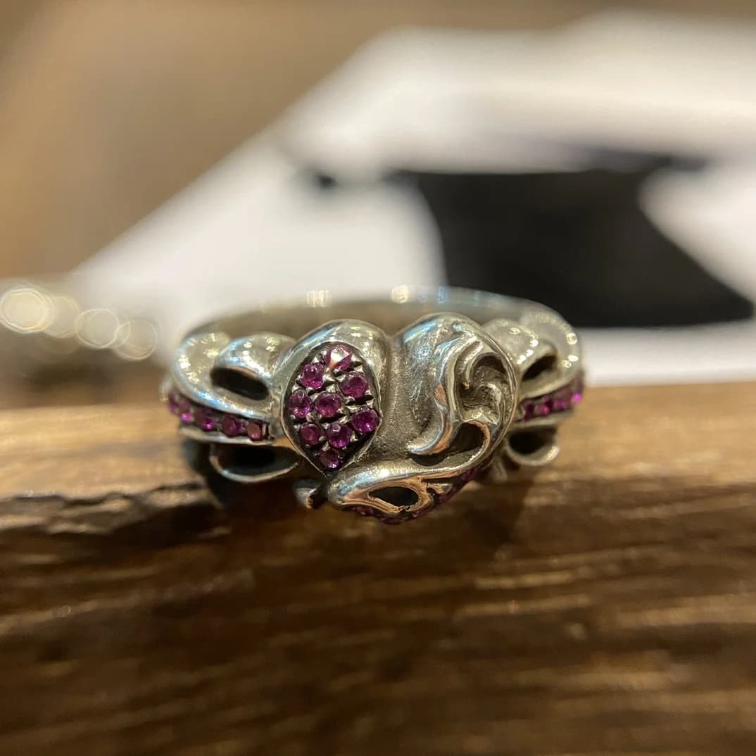 Серебряное кольцо Chrome Hearts Floral Heart с инкрустацией розовыми камнями, вид спереди