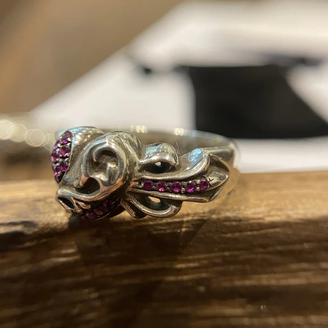 Кольцо Chrome Hearts Floral Heart, вид сбоку и детализация рельефного узора
