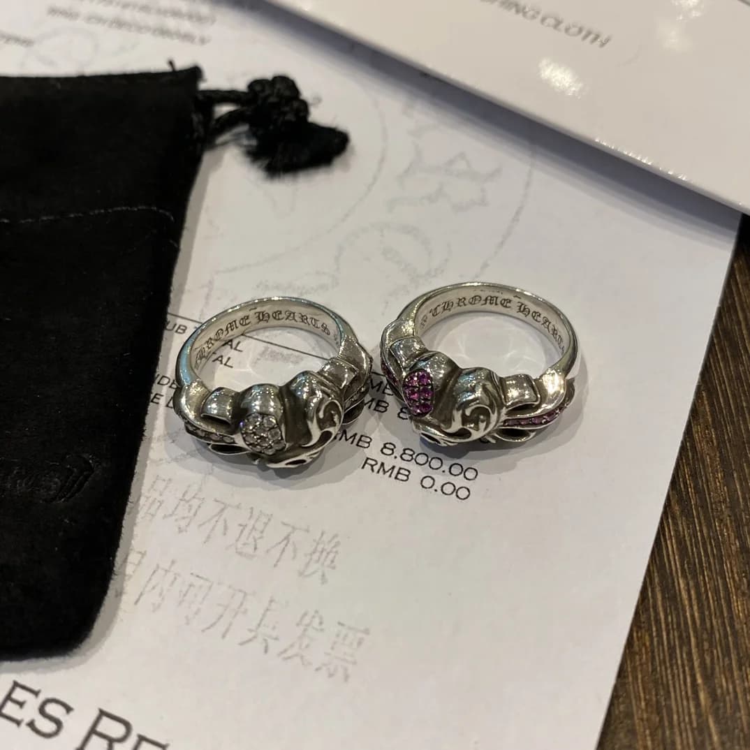 Пара колец Chrome Hearts Floral Heart, вид сверху на внутреннюю шинку и гравировки