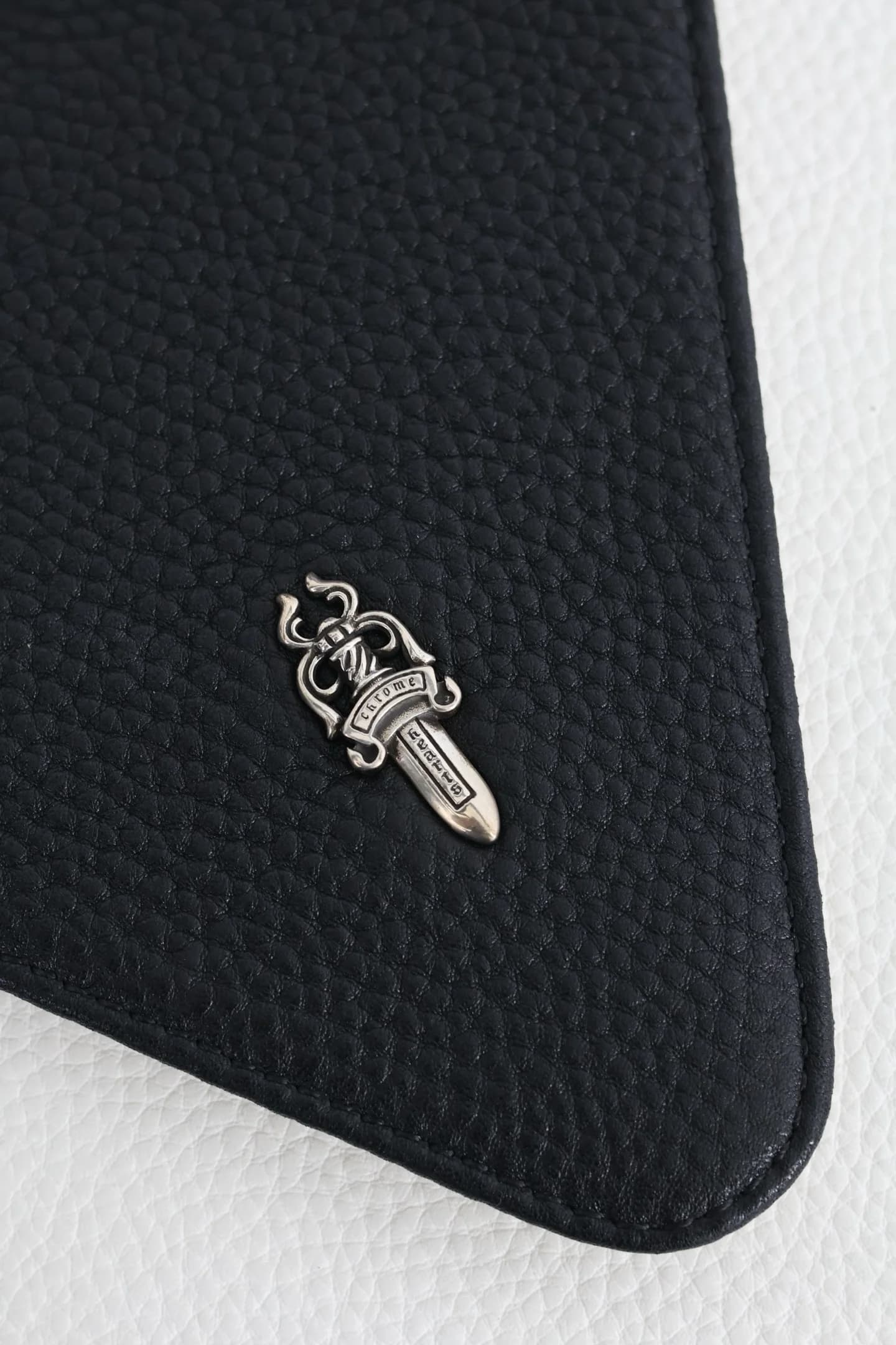 Крупный план черного клапана с серебряным кинжалом Dagger 925 пробы