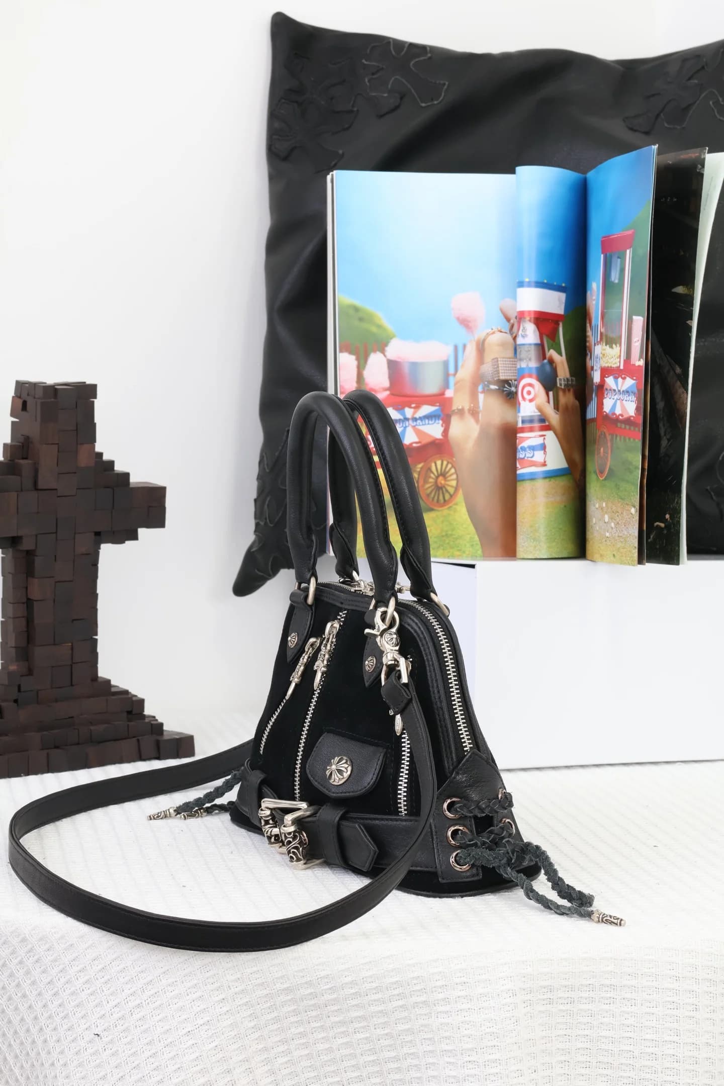Черная кожаная сумка Chrome Hearts, вид сбоку